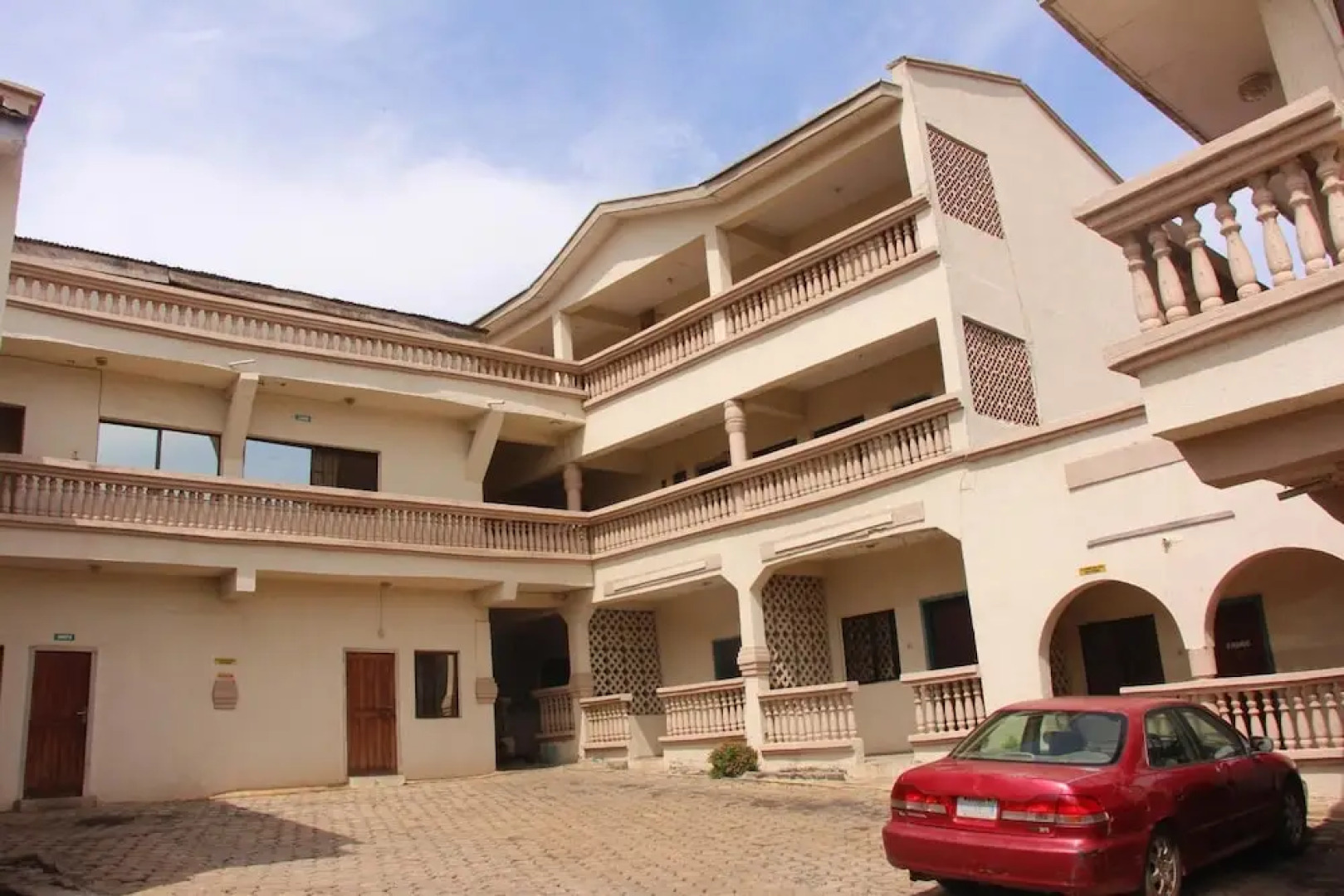 Cliff Hotel & Lounge