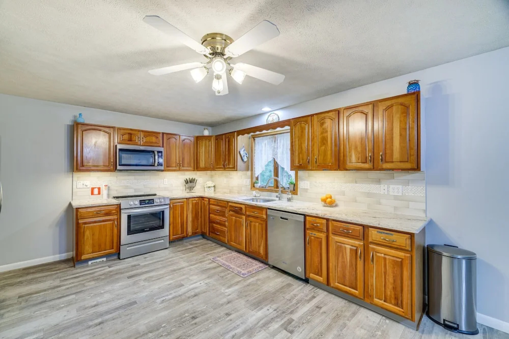 Peaceful Pocono Retreat: Hot Tub & Covered Deck!