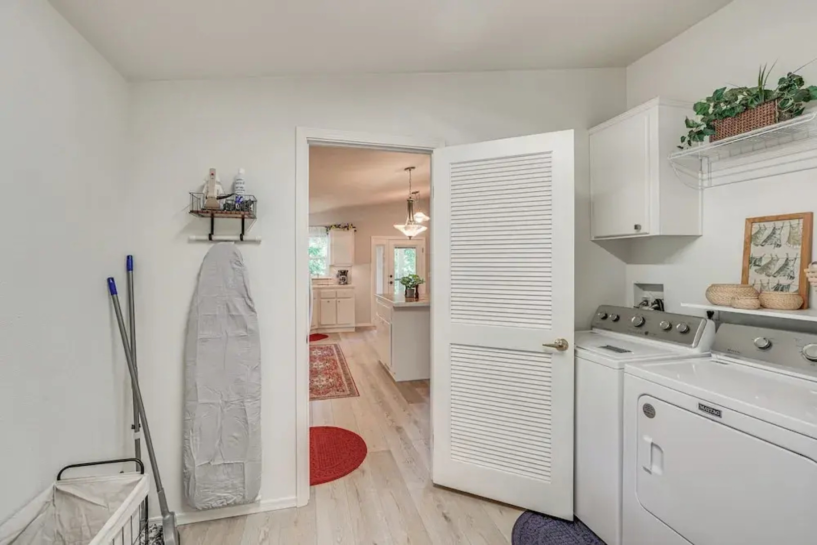 Waterfront Shady Cove Home w/ Fishing Deck!