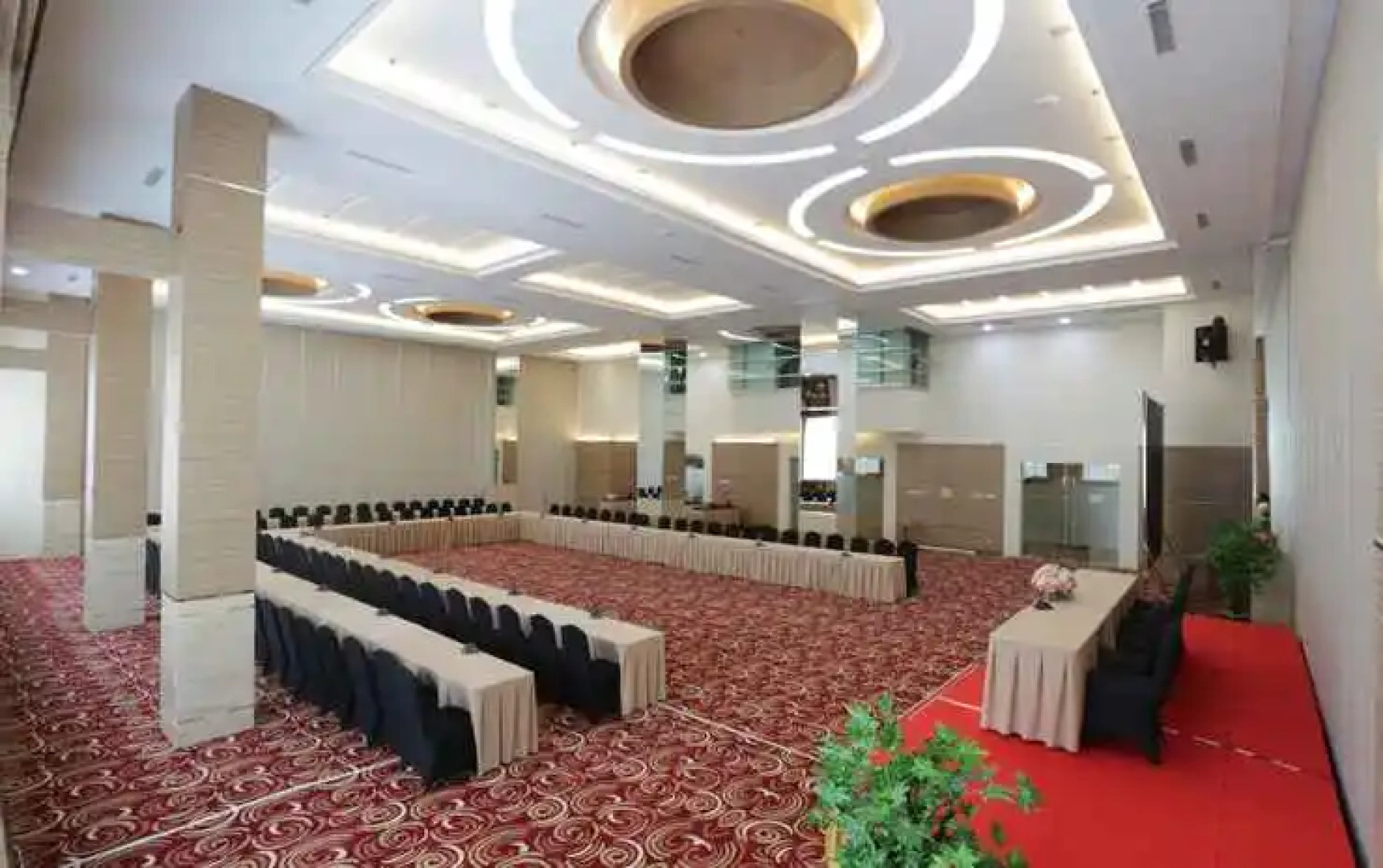 Grand Royal Denai Hotel