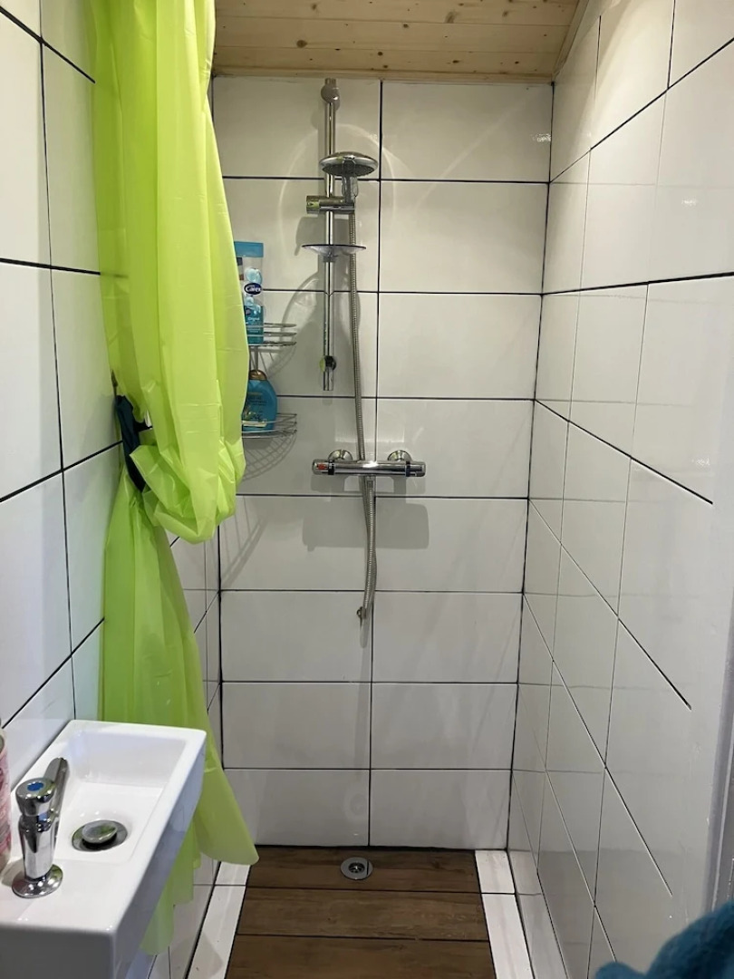 1 Bed Converted Railway Wagon Near Crickhowell