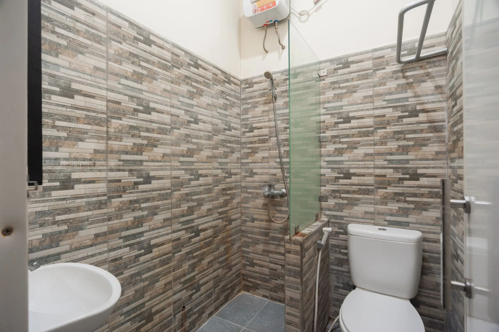 RedDoorz Plus near Universitas Indonesia