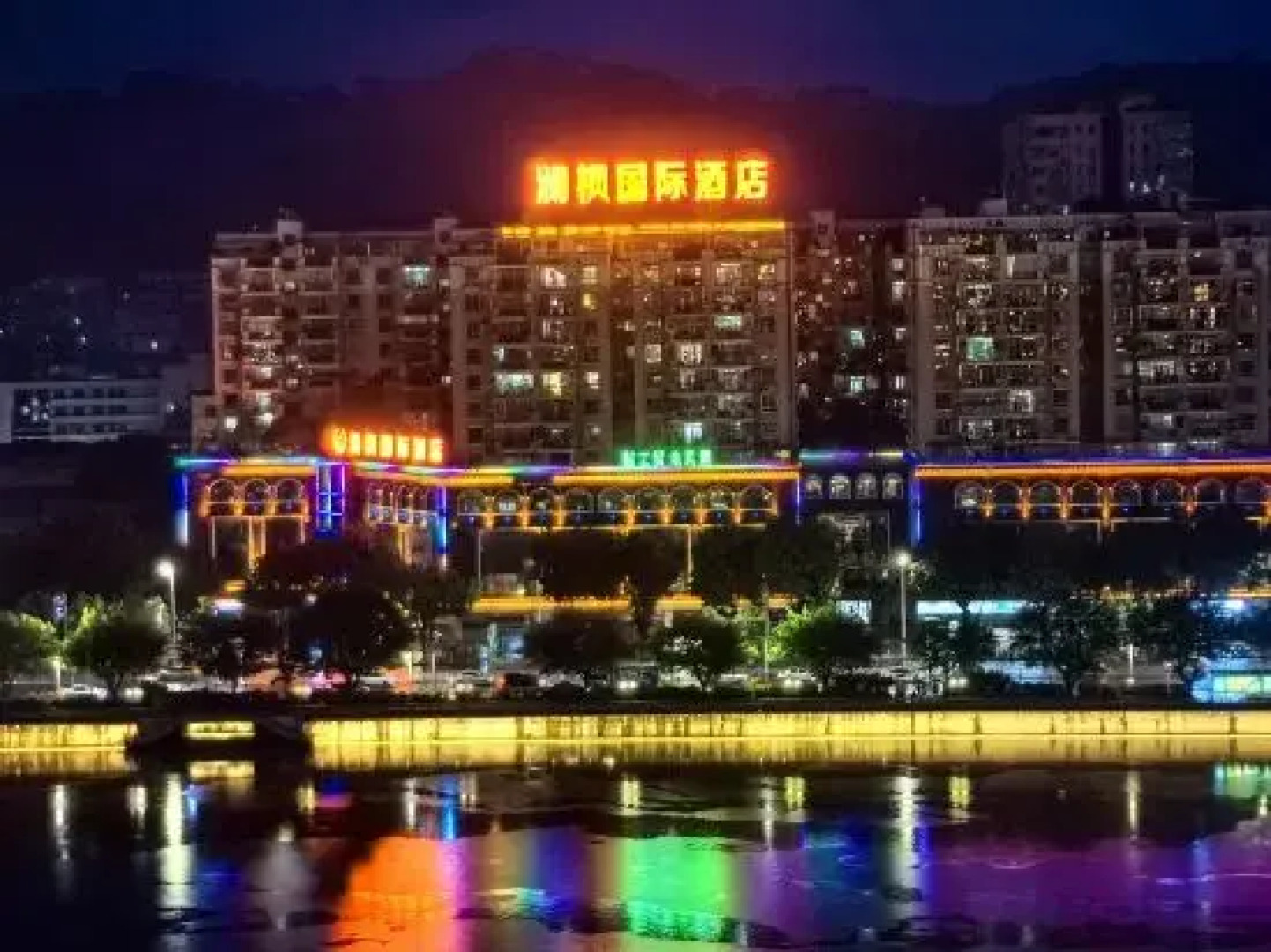 Riverside Lidu Hotel