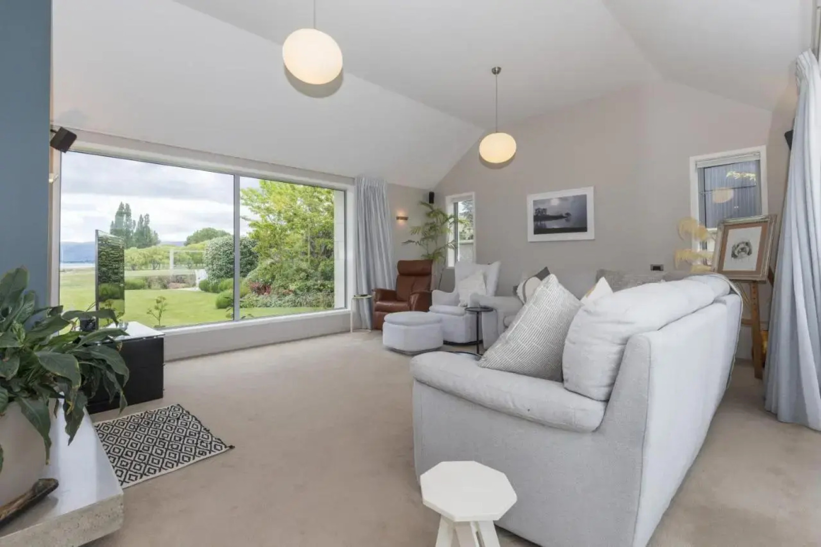 The Lakehouse - Cromwell Holiday Home