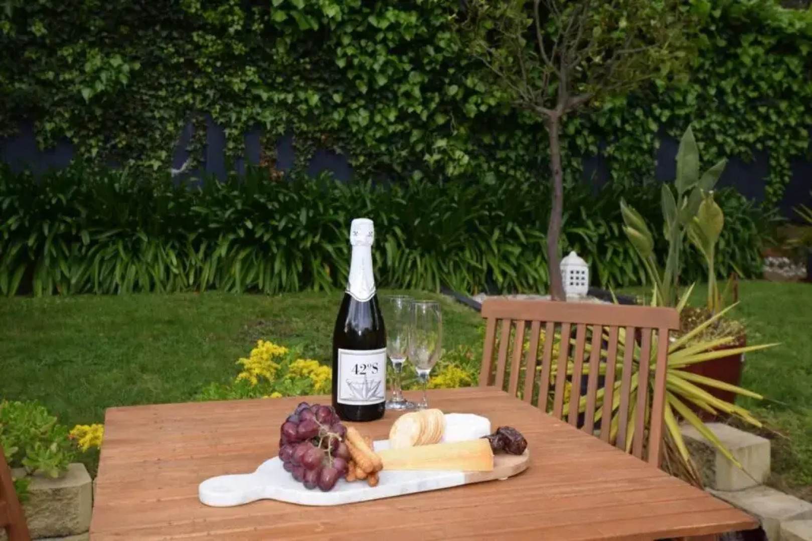 Best Location in Hobart! Luxury 4 bedroom with stunning views