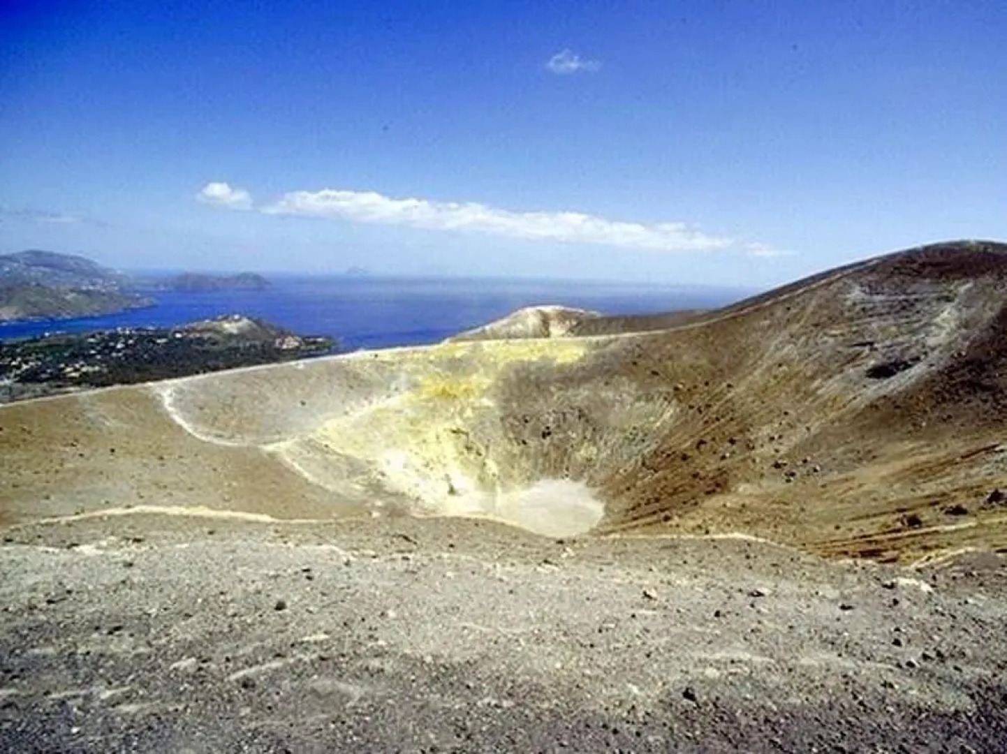 House With 2 Bedrooms in Vulcano, With Enclosed Garden Near the Beach