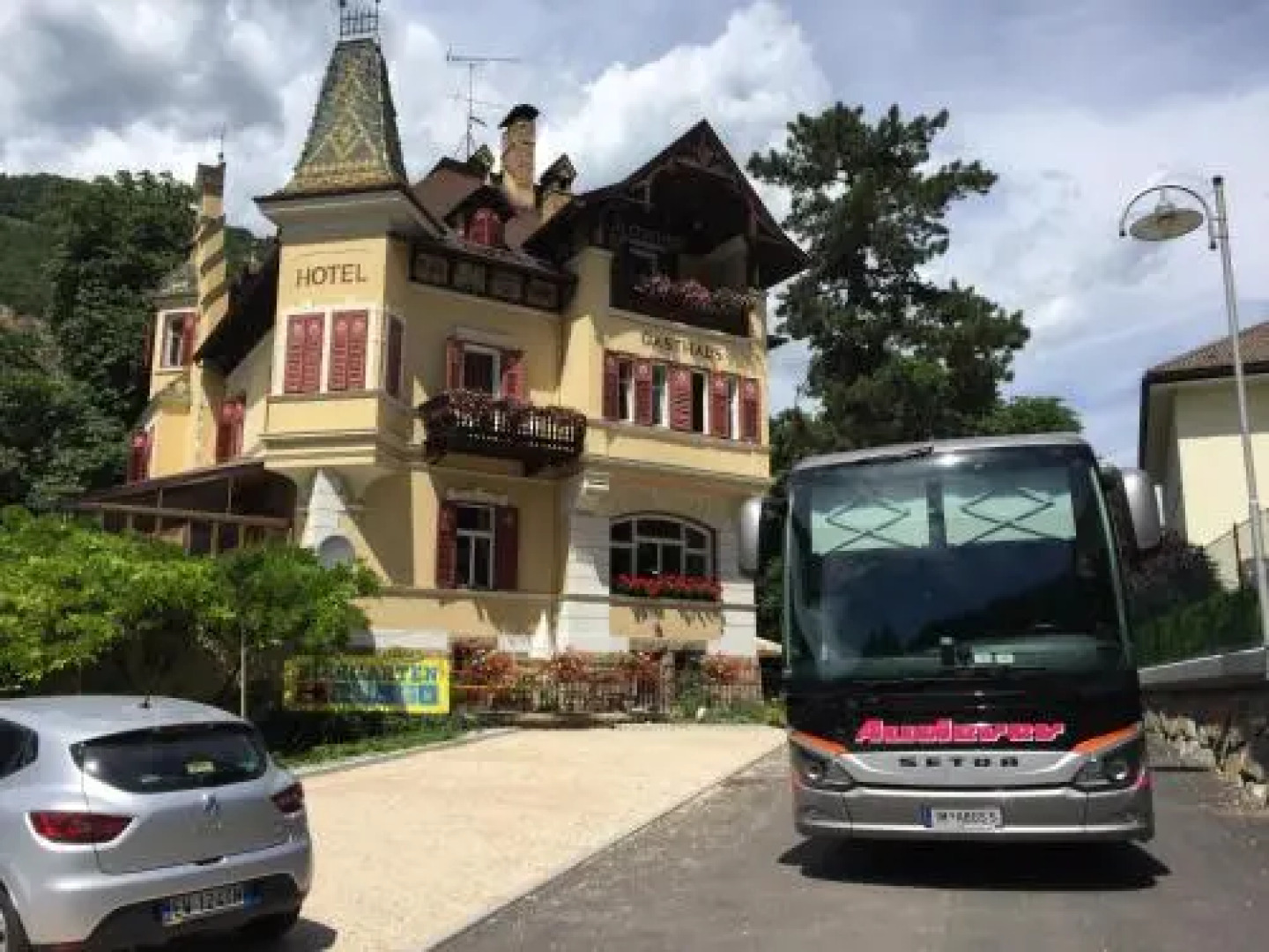 Vintage Castle "Schlosshof " Biker Hotel & B&B