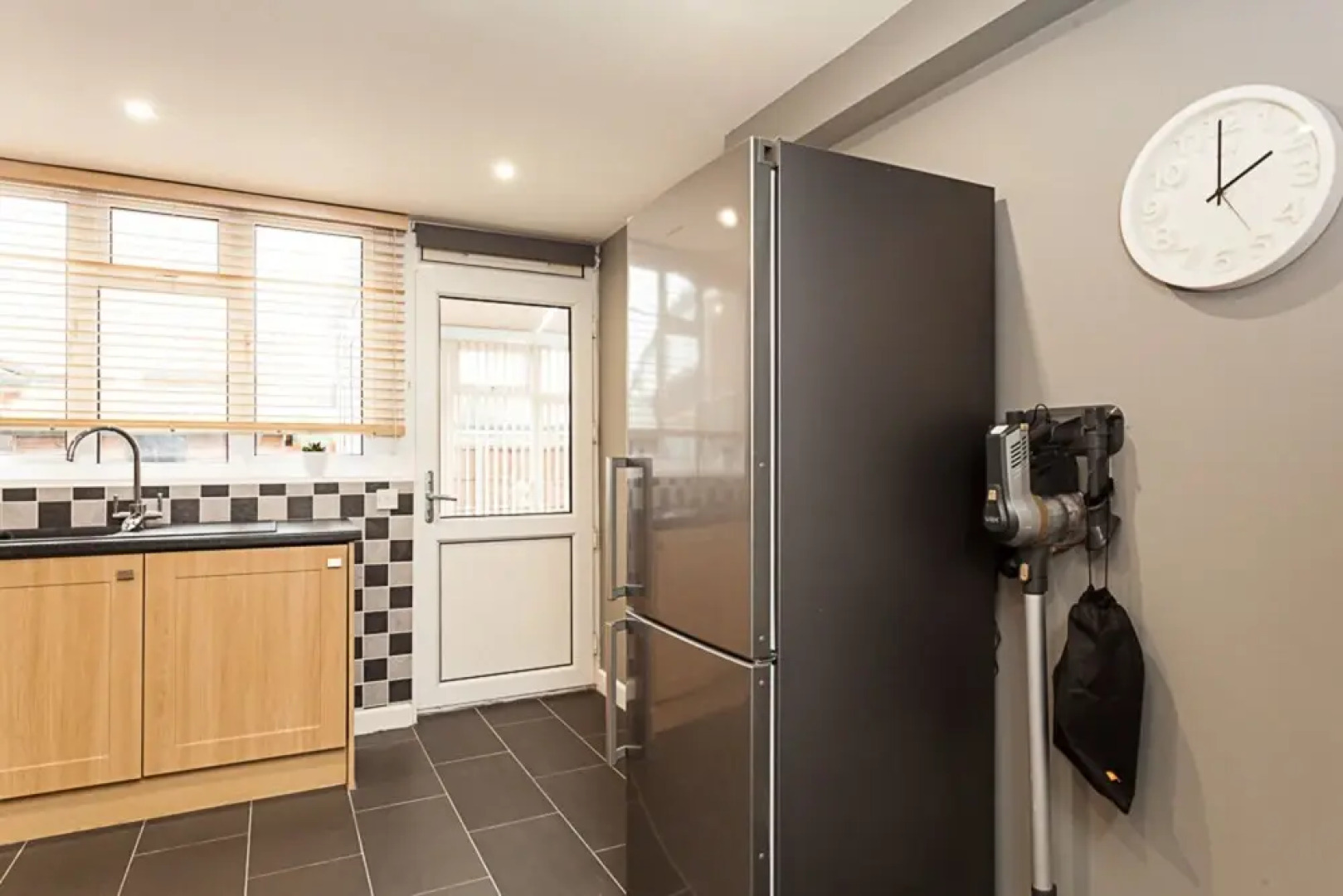 Gatwick Place- Spacious 4 Bedroomed House With Private Parking