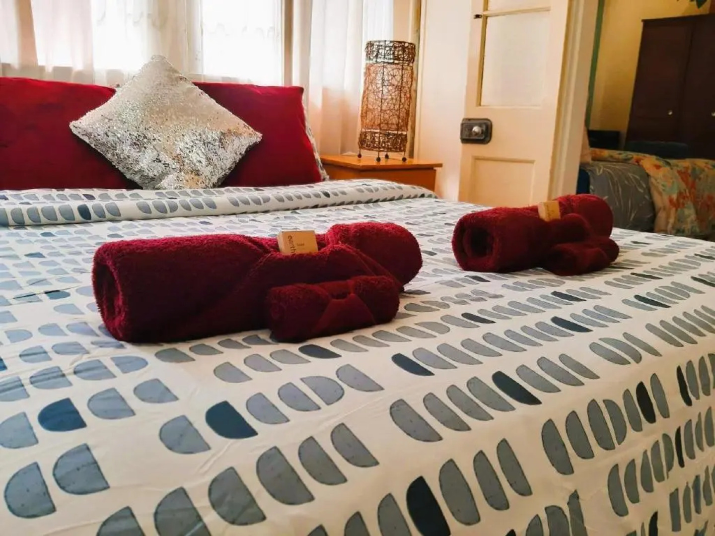 Oakwood House - Entire 4 bedroom house with Foxtel & WiFi