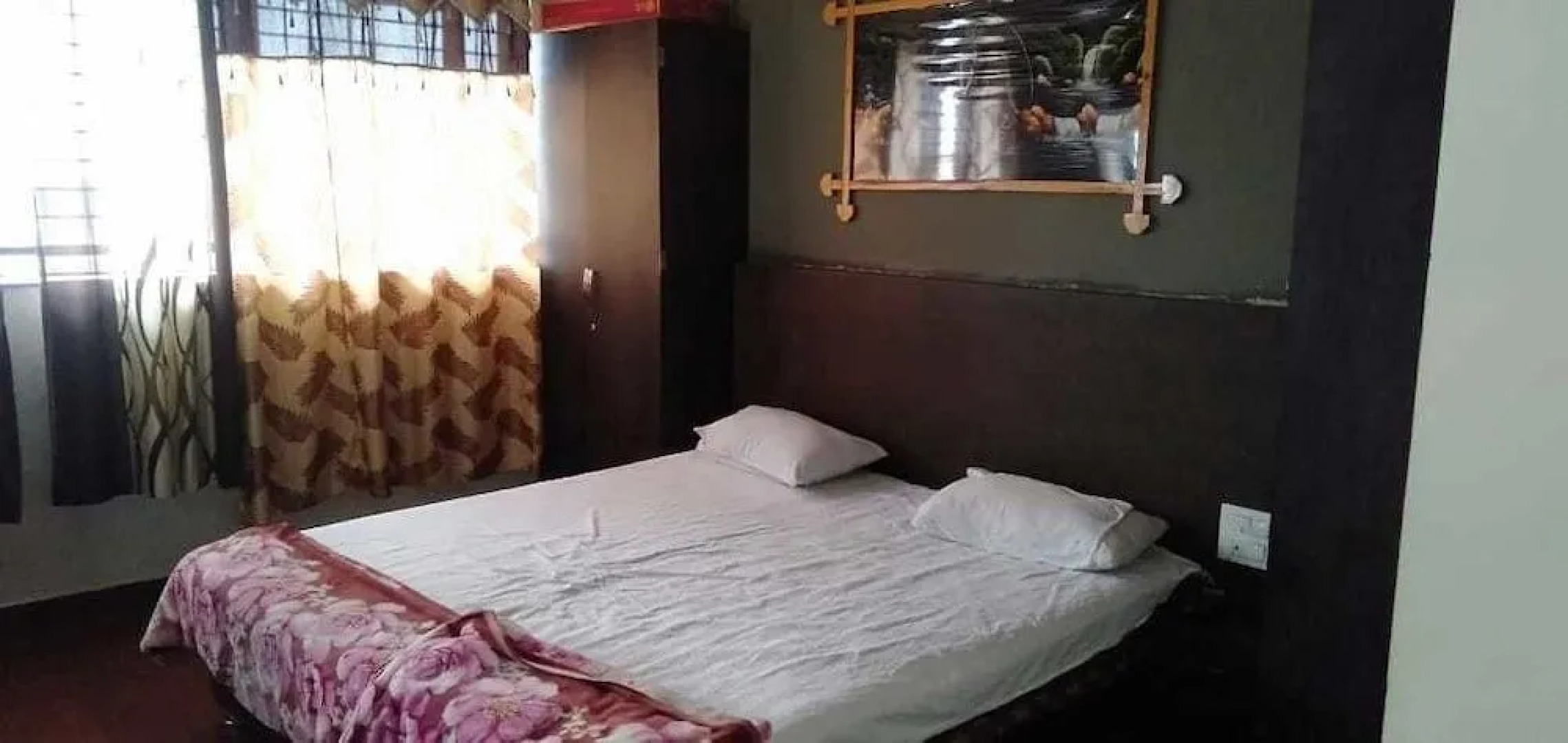 Iroomz Shivaratna Palace