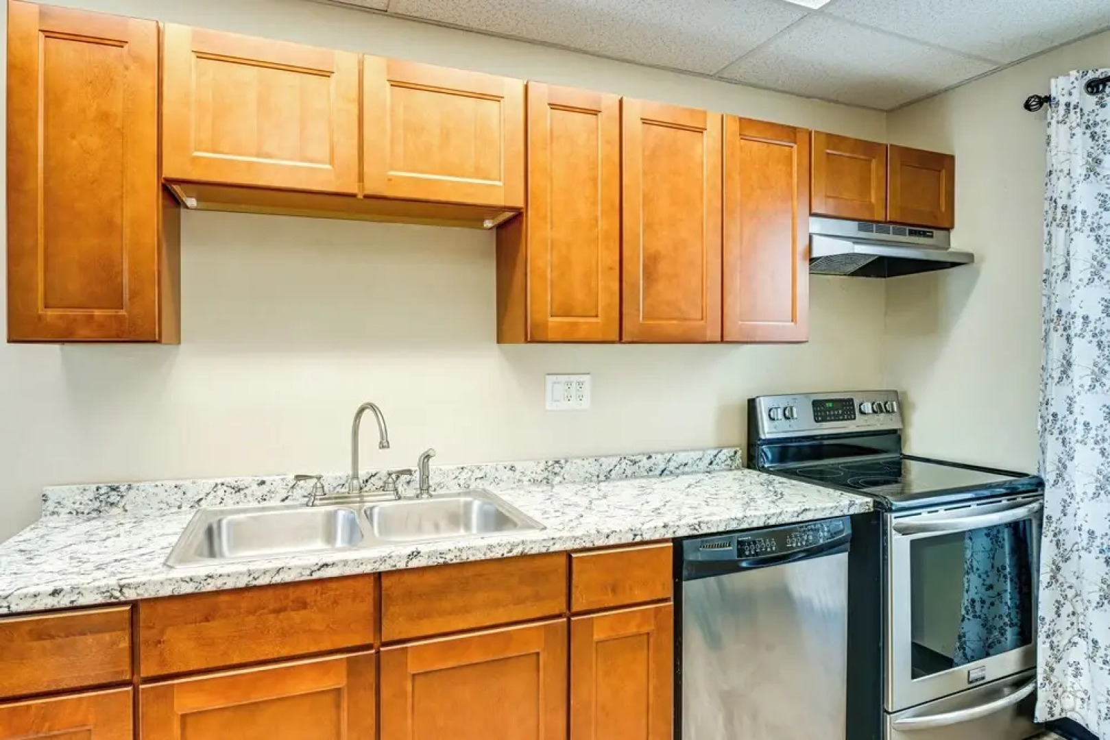 Near Cayuga Wine Trail: Seneca Falls Convenience!