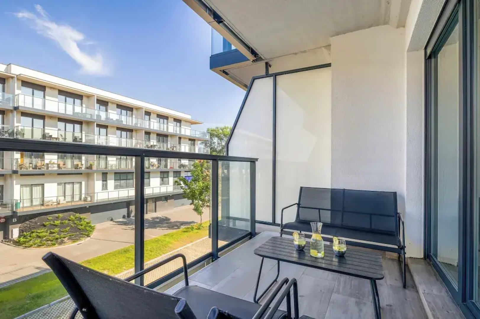 Apartment With Parking by Renters