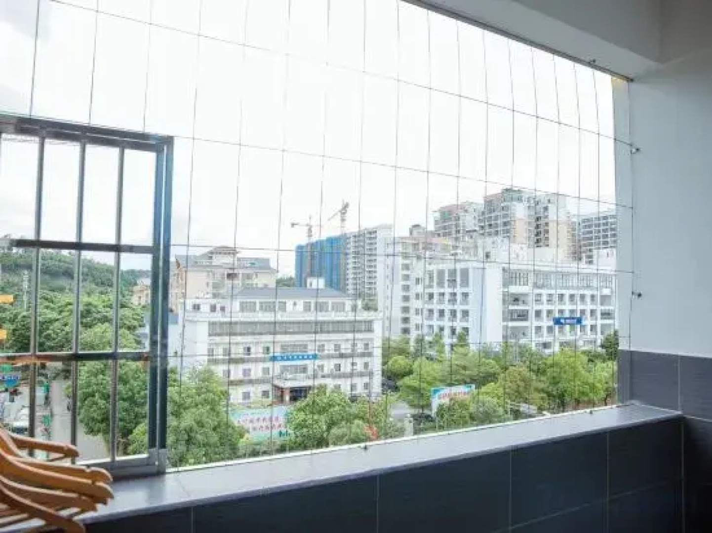 Qiongzhong Santaiyuanlong Business Hotel