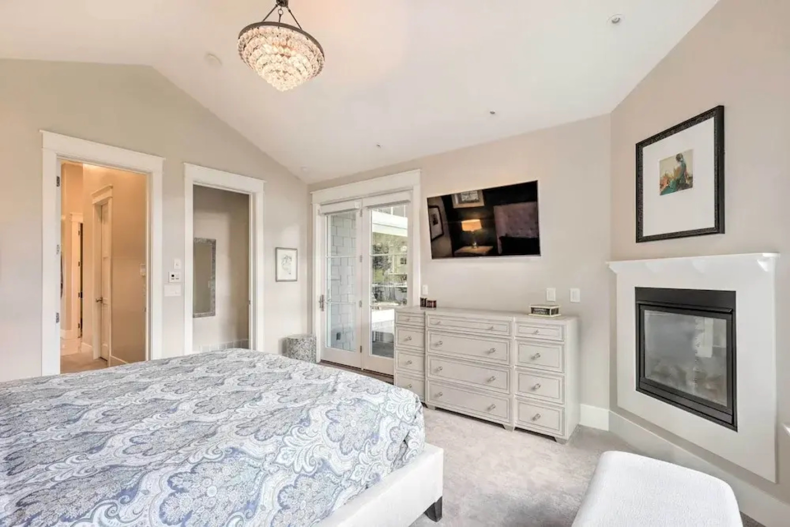 Luxe Sandy Home w/ Hot Tub: 9 Mi to Skiing!