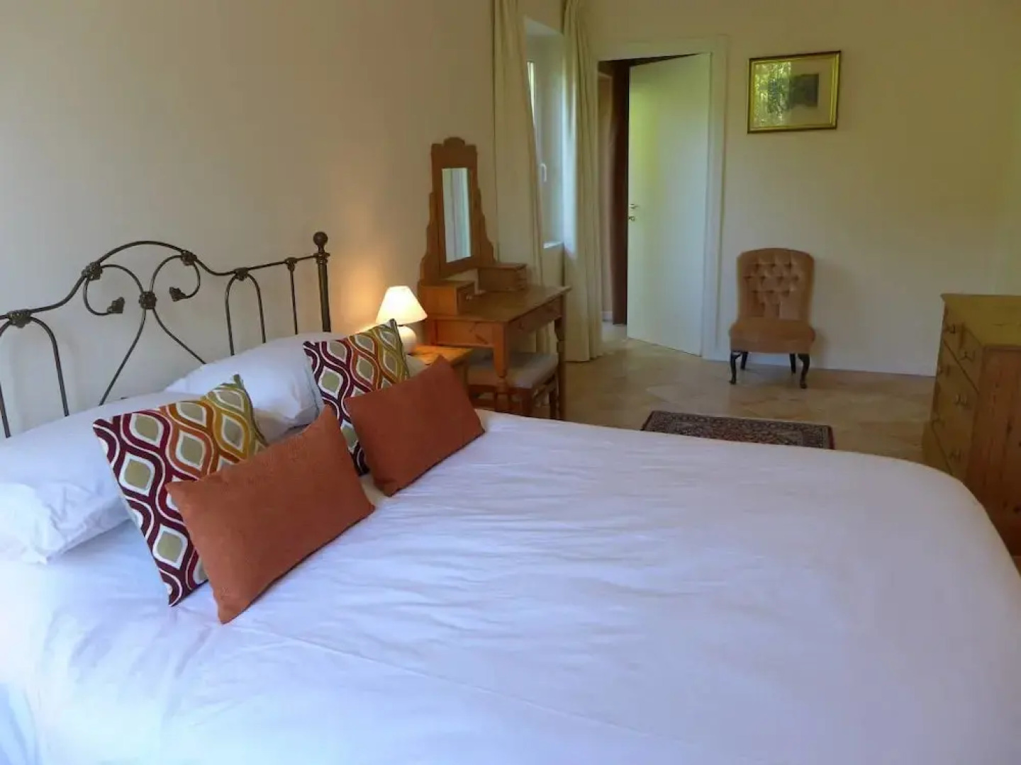 Stunning 4 bed Villa With Private Pool, Bbq, Wifi, Lake Views, Walking Distance to Restaurant