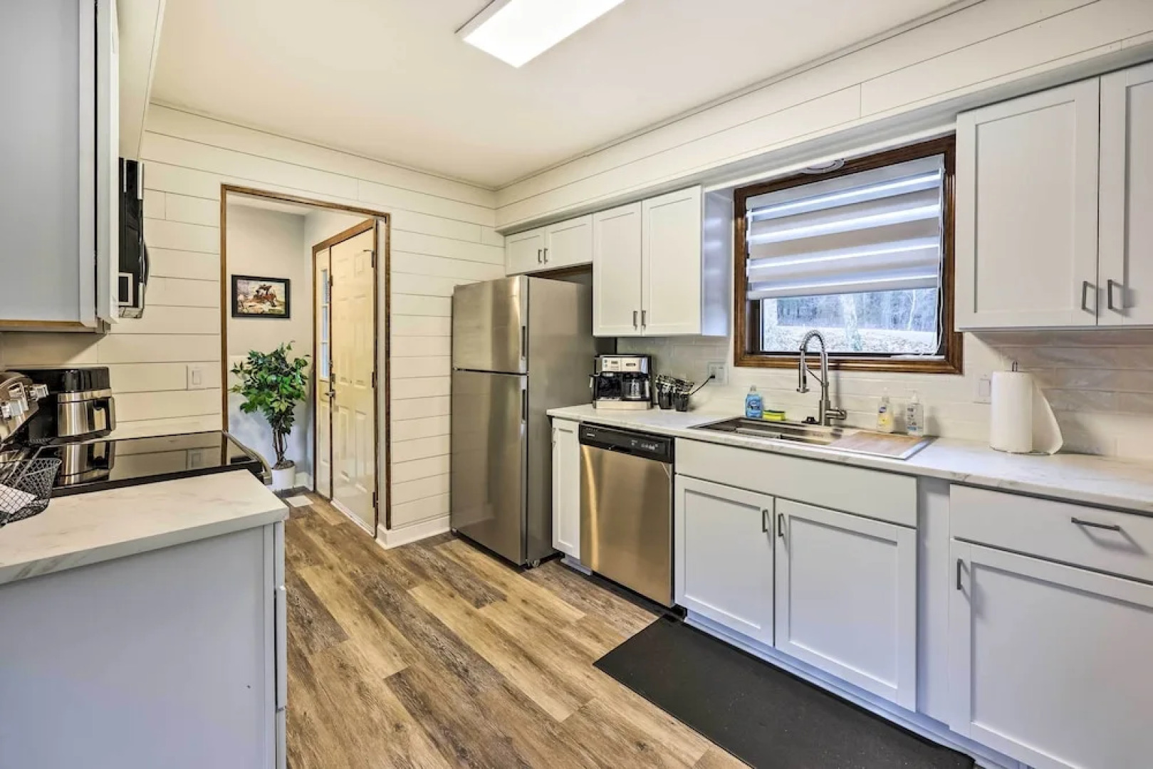 Holiday Island Home: Mountain View + Hot Tub!