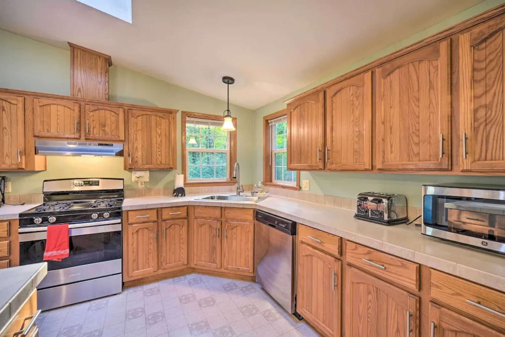 Tranquil Cabin Getaway Near Red Cedar Lake!