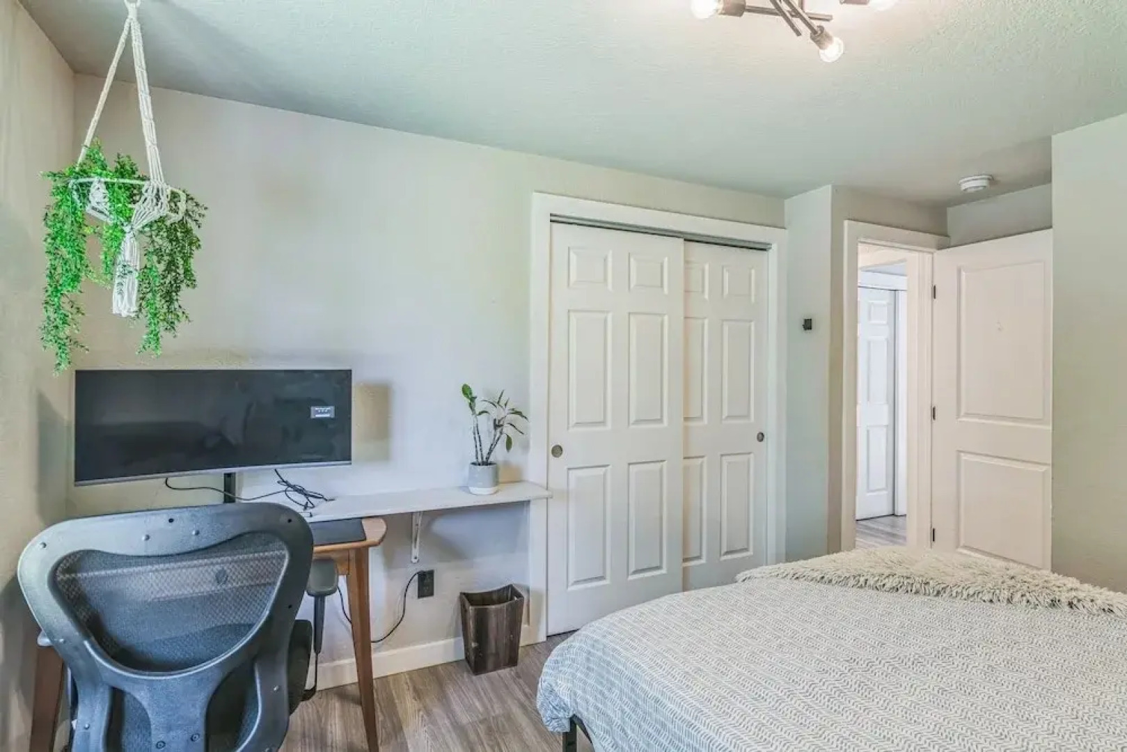 Modern Forest Escape Near Hikes & Lake 6 Bedroom Home