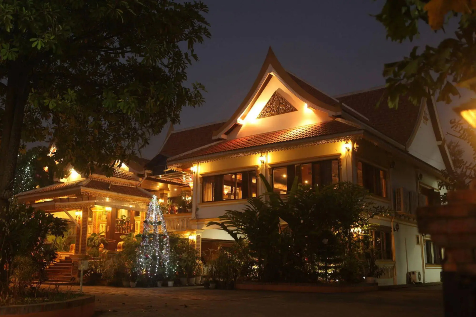 E-Outfitting Vang Thong Hotel