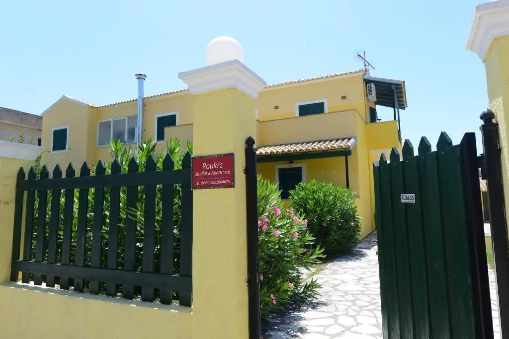 Roula's Studios & Apartment