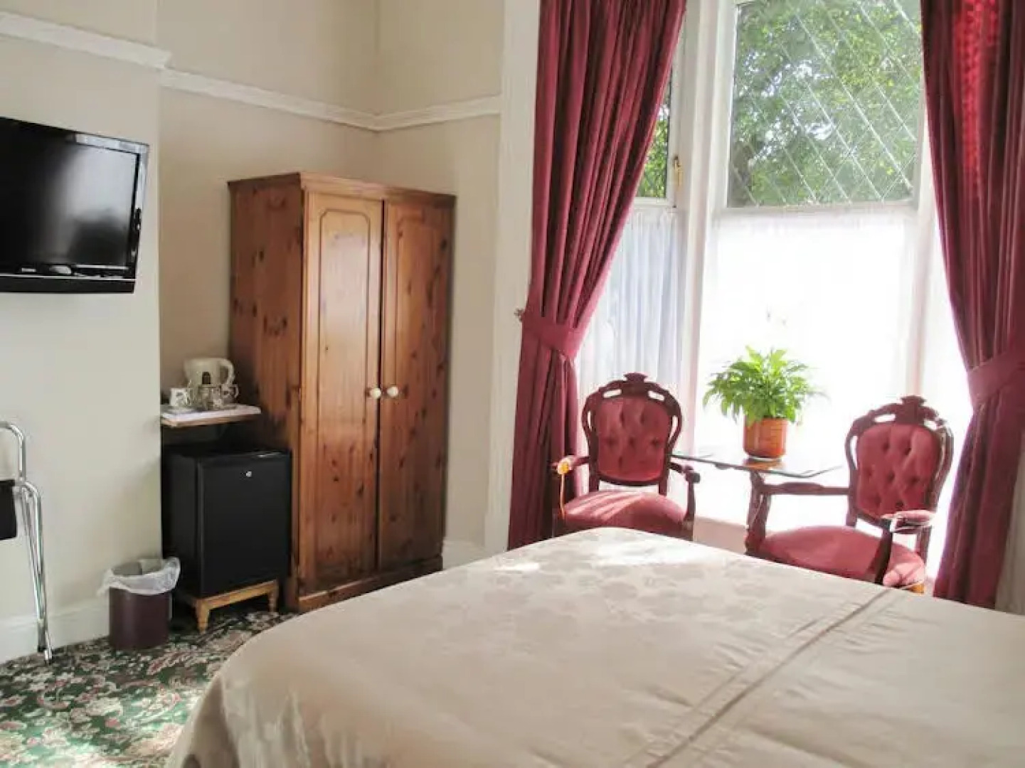 Kenwood Guest House — ОТЕЛЬ ЗАКРЫТ