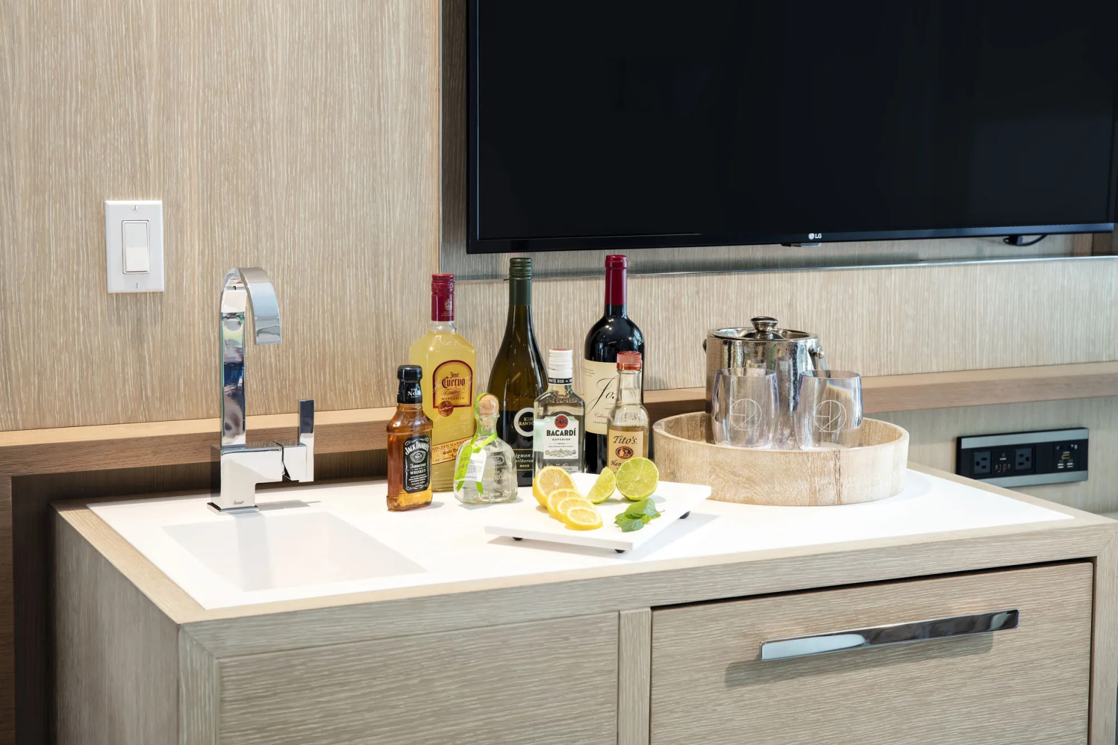 H2O Suites - Adults Only