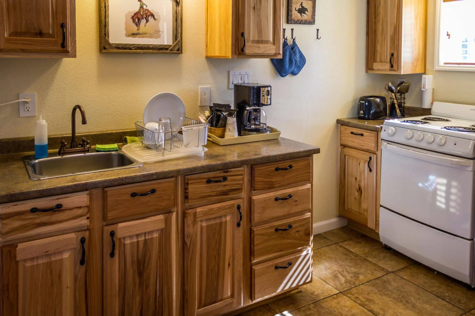 Charm Motel & Suites