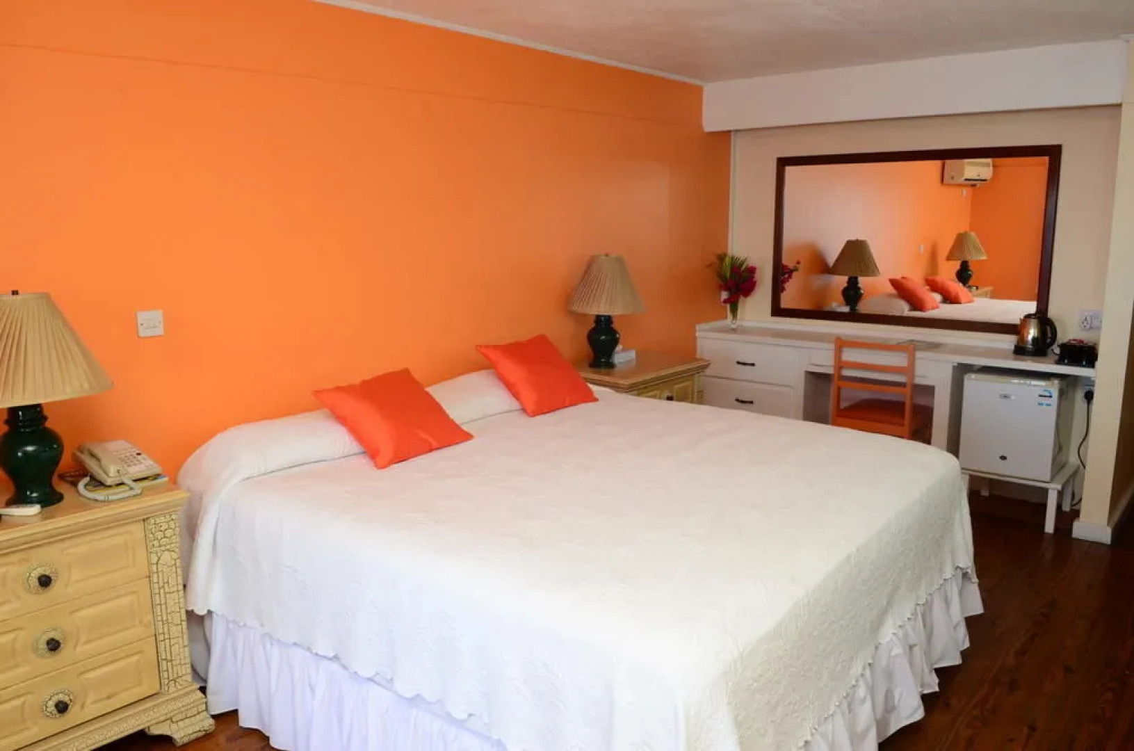 Anchorage Hotel, Whale Watch & Dive Center