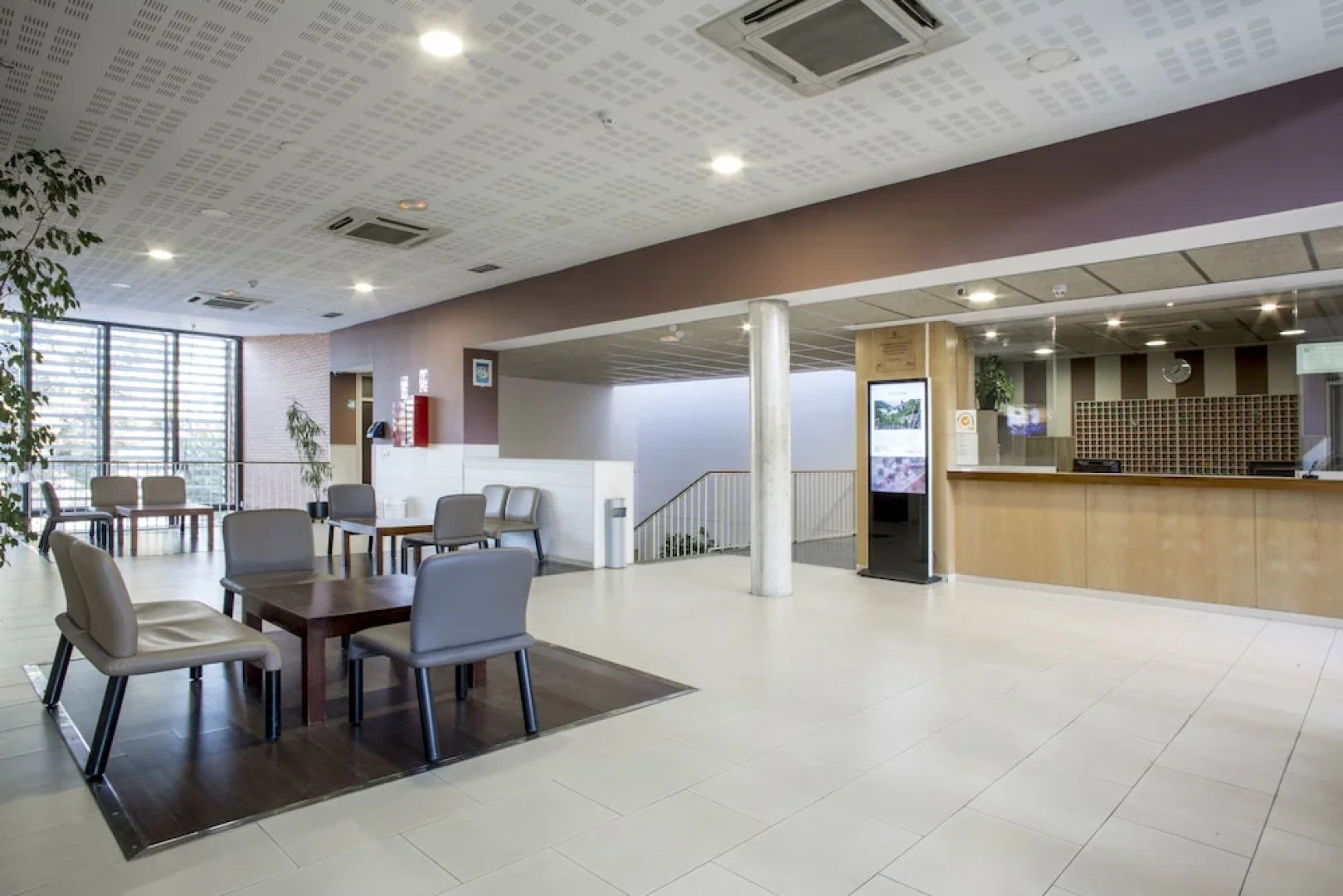 Residencia Universitaria Resa Giner de los Ríos - Hostel