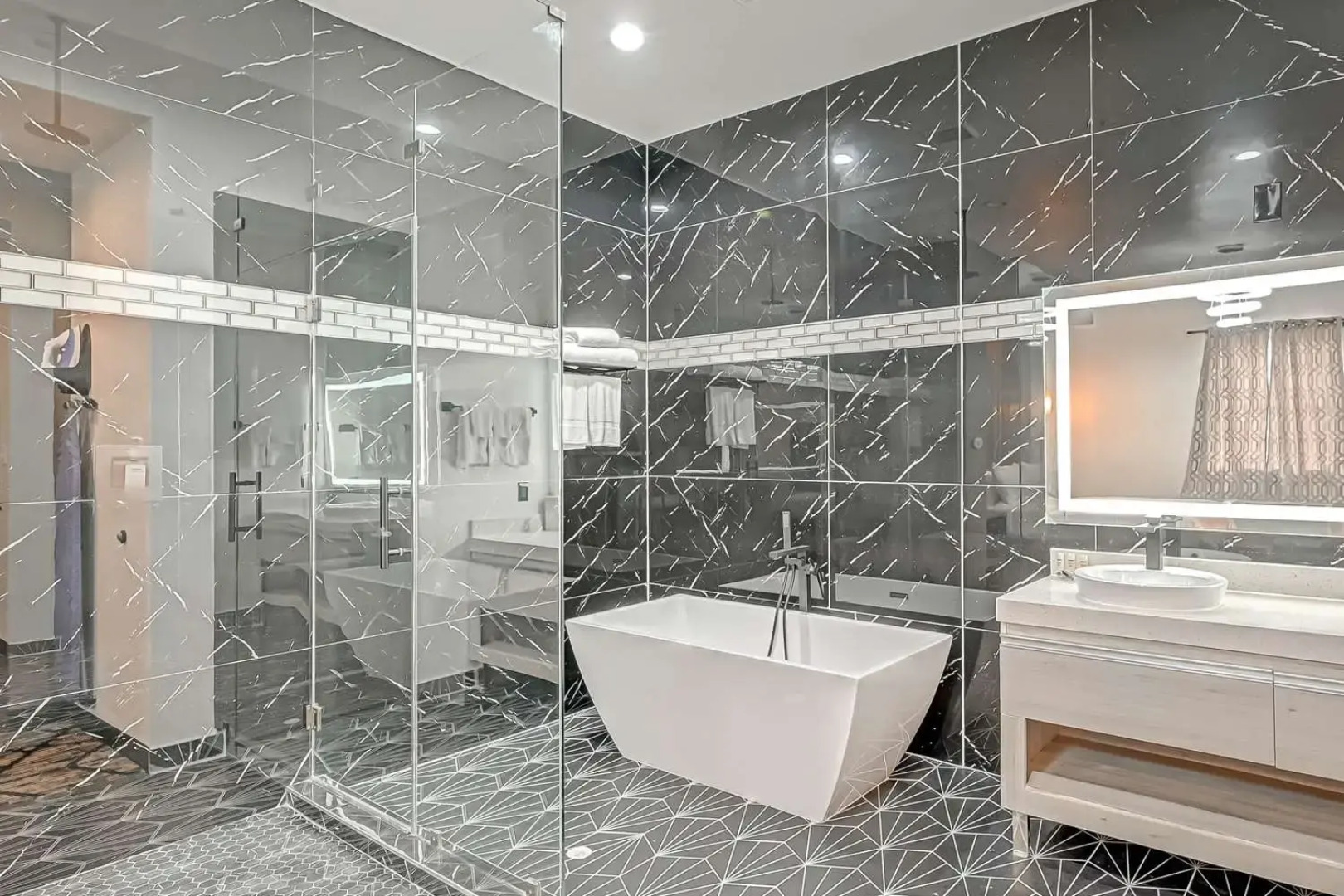 Comfeeni Inn and Suites