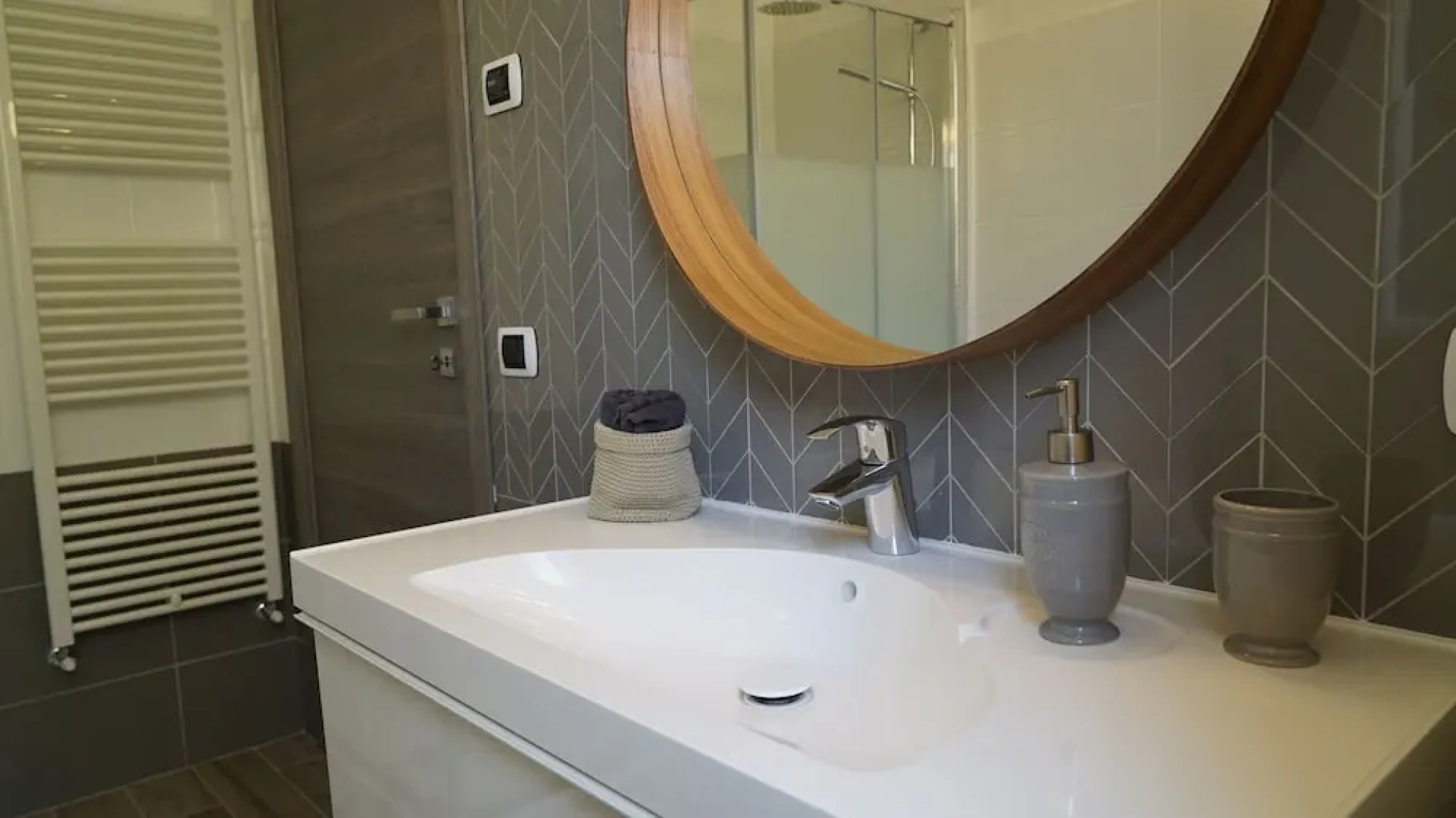 The White Building - [ROOMS]