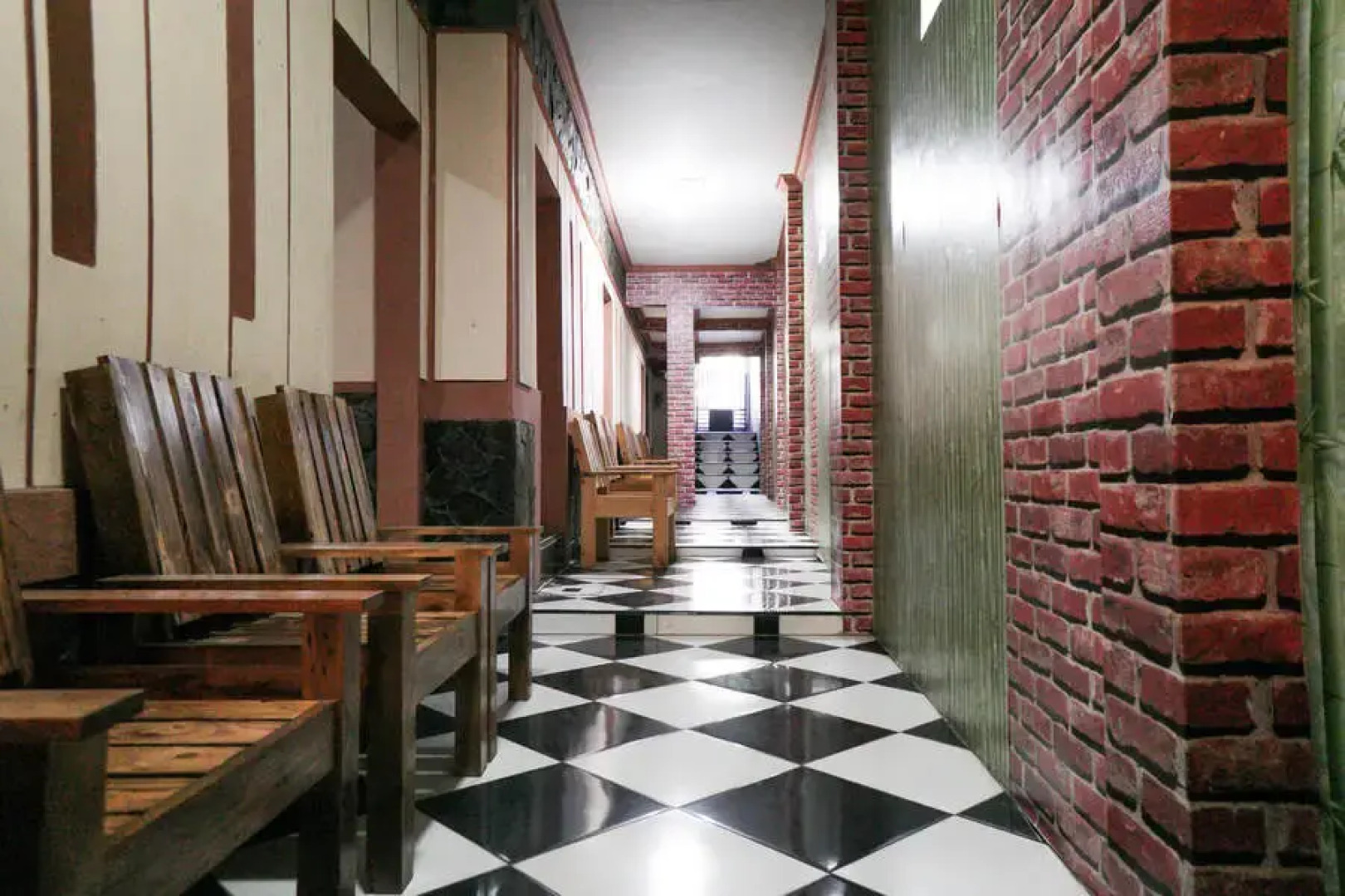 RedDoorz near Alun Alun Batu