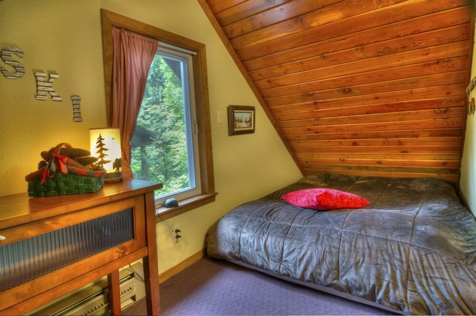 Apres Chalet - Two Bedroom Cabin with Hot Tub