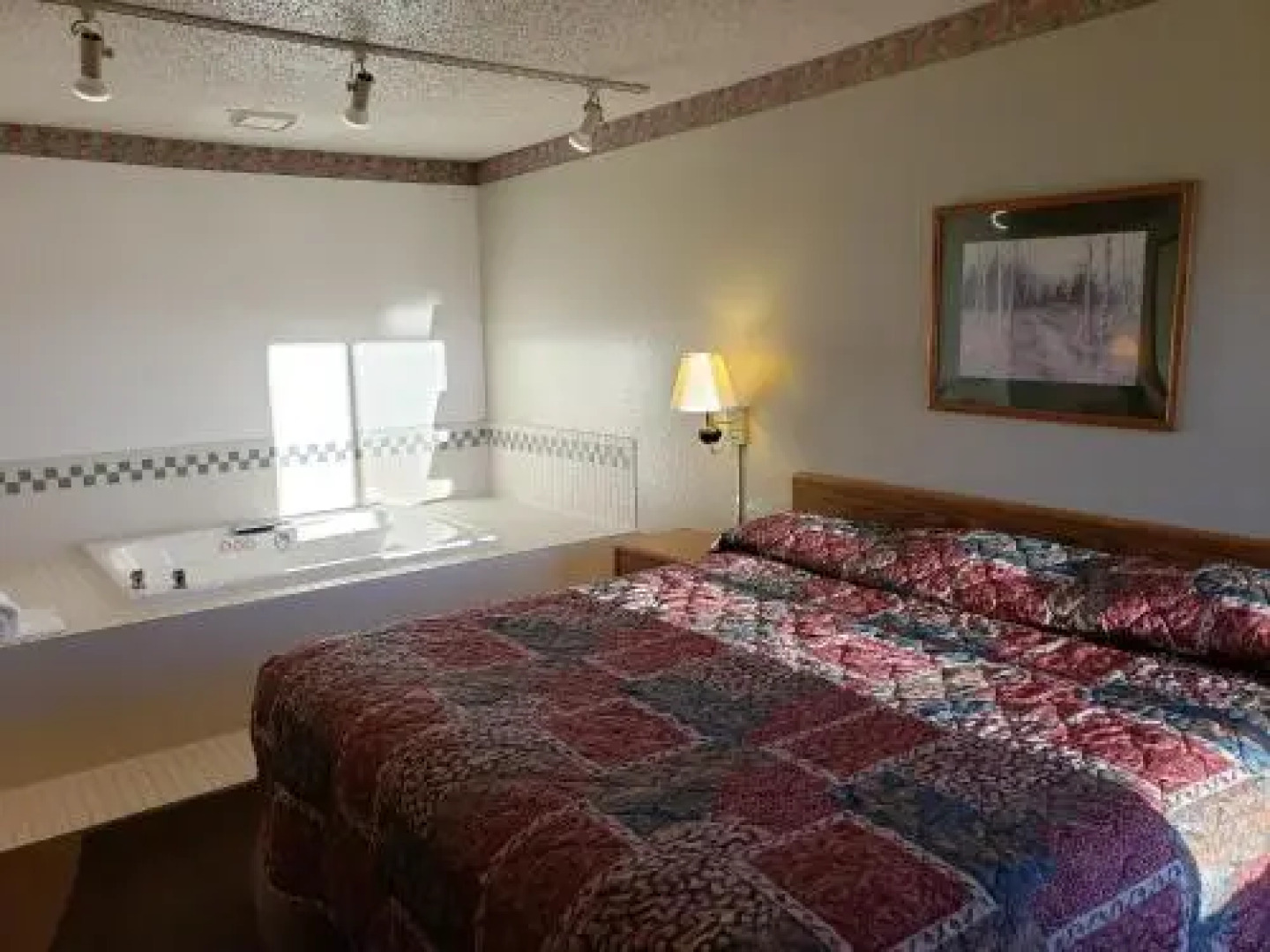 The Center Lodge and Jacuzzi Suites