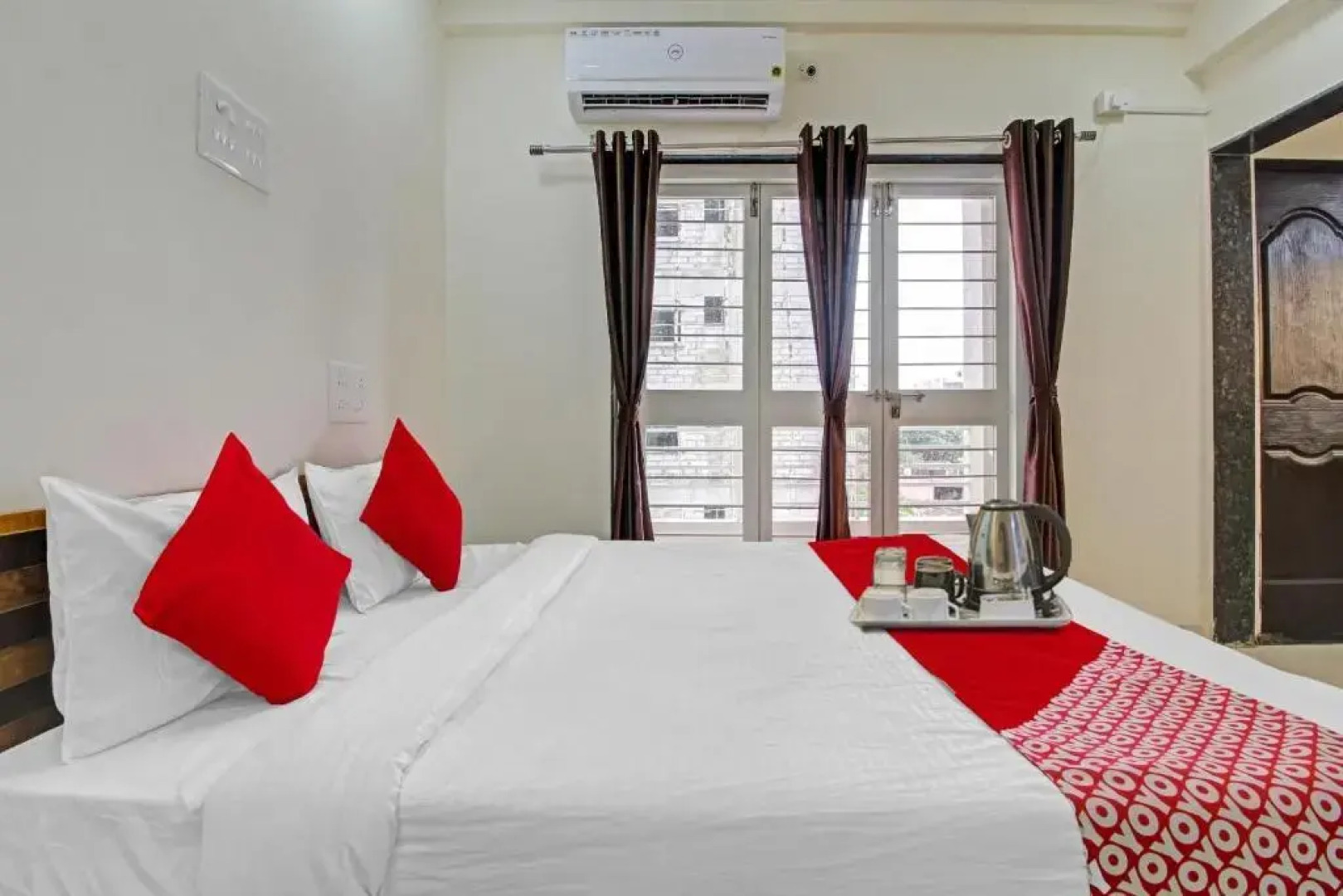 Oyo Flagship 93292 Hotel White House