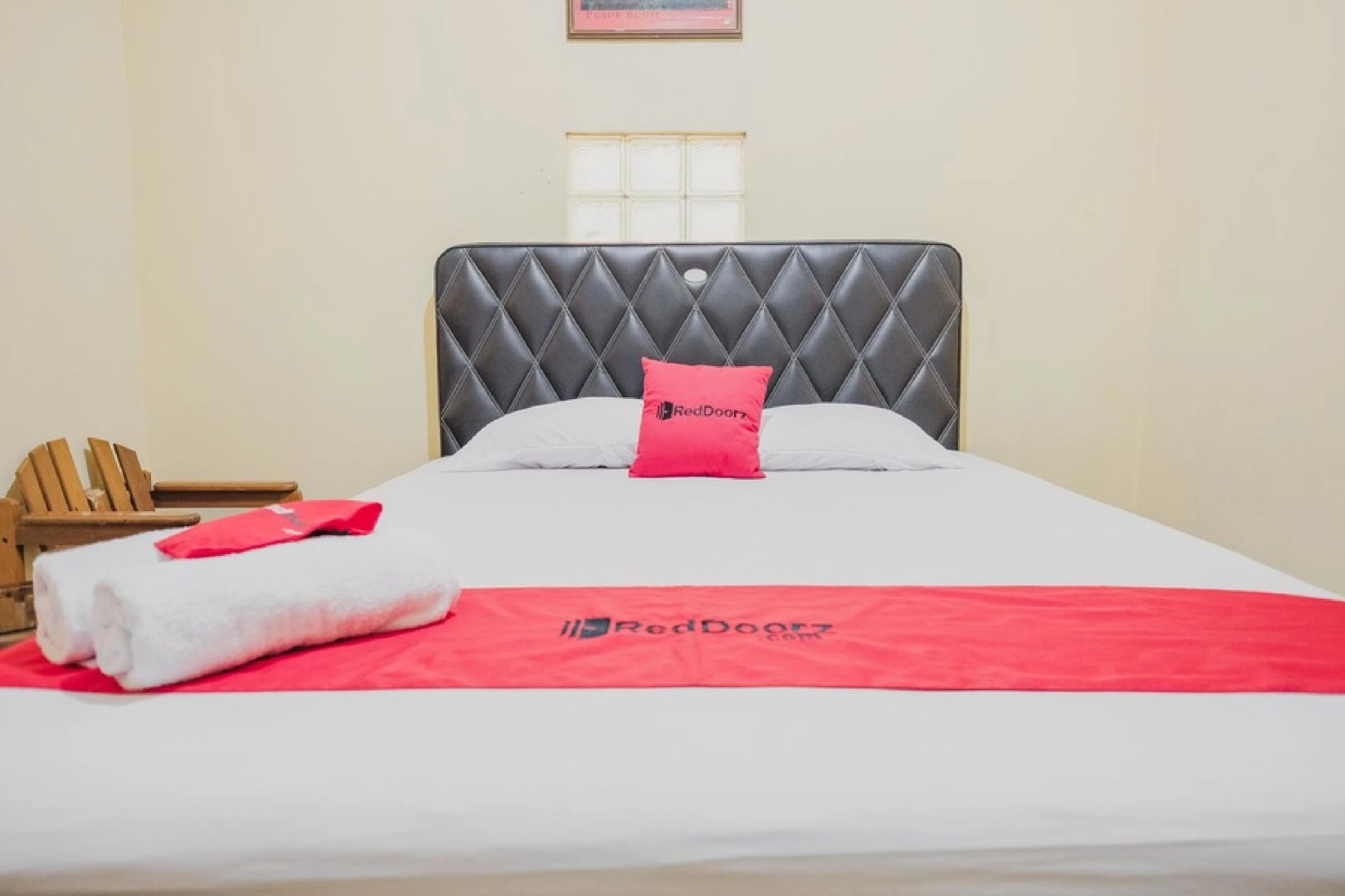 RedDoorz Syariah near Stadion Maulana Yusuf