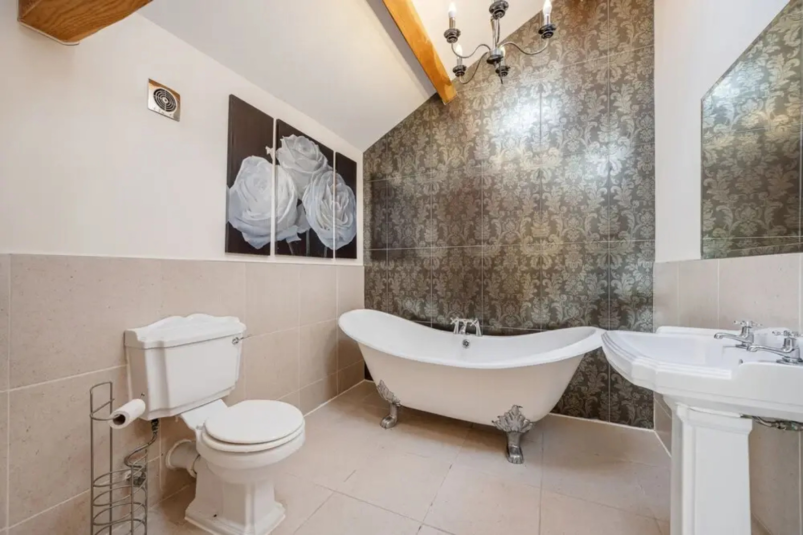 5-bed Retreat, Sleeps 12 in Harrogate With Hot Tub