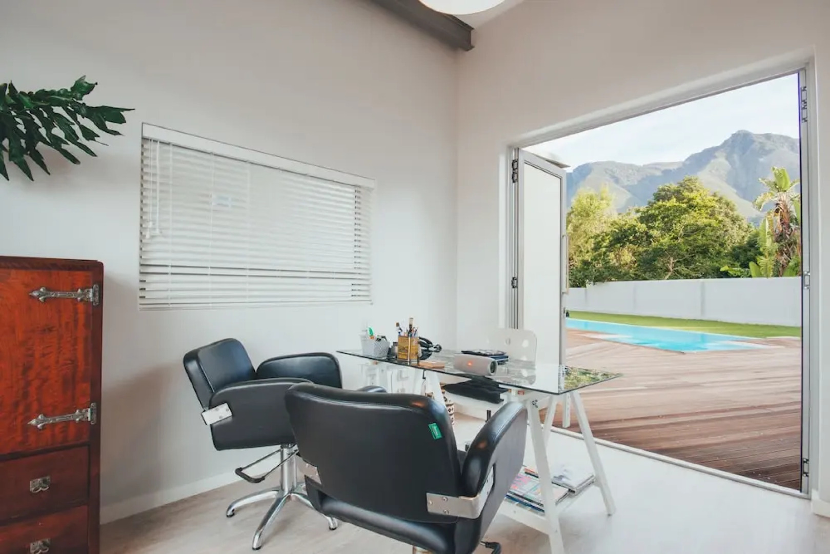 A Riverbed Guesthouse