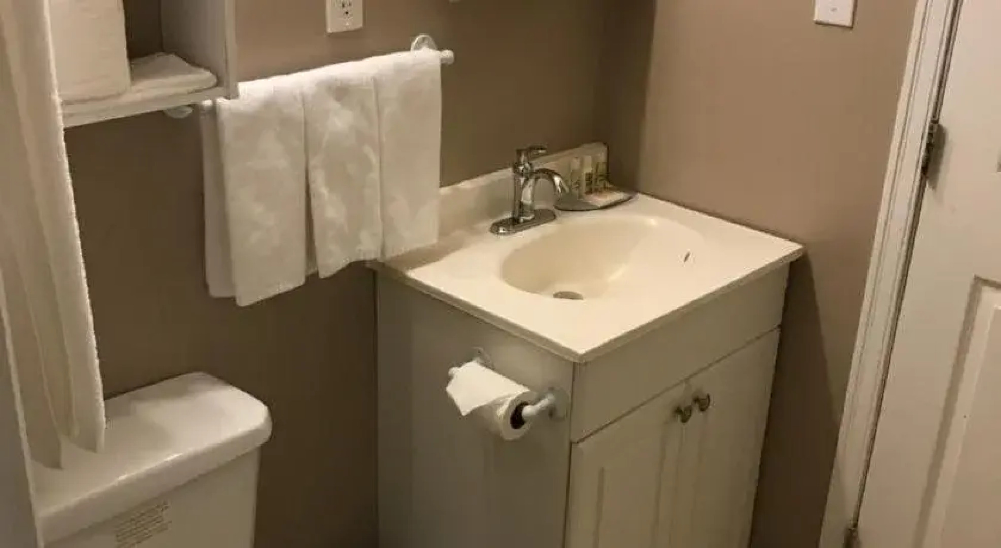 Holiday Motel & RV Resort