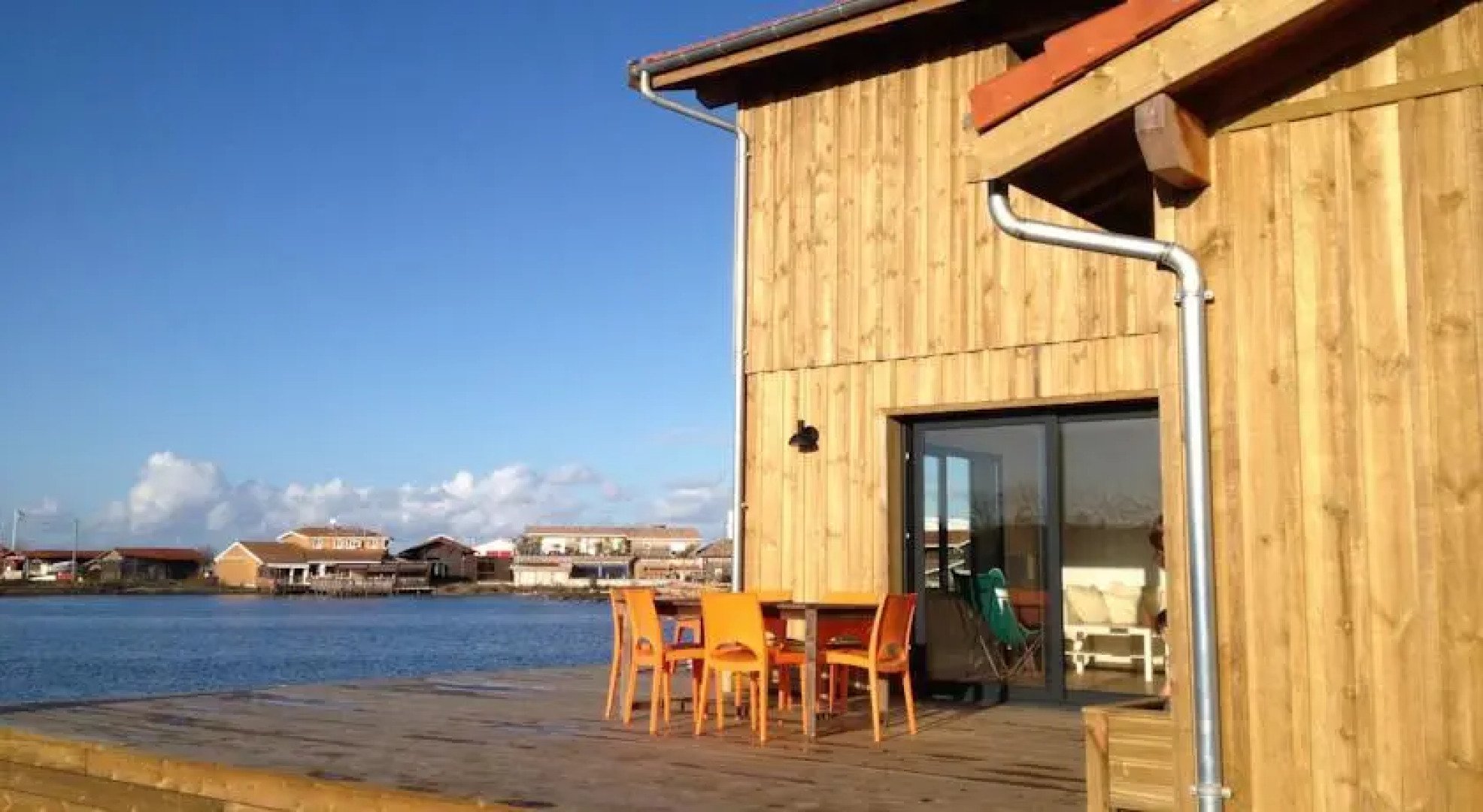 Maison au bord de leau au port de Larros