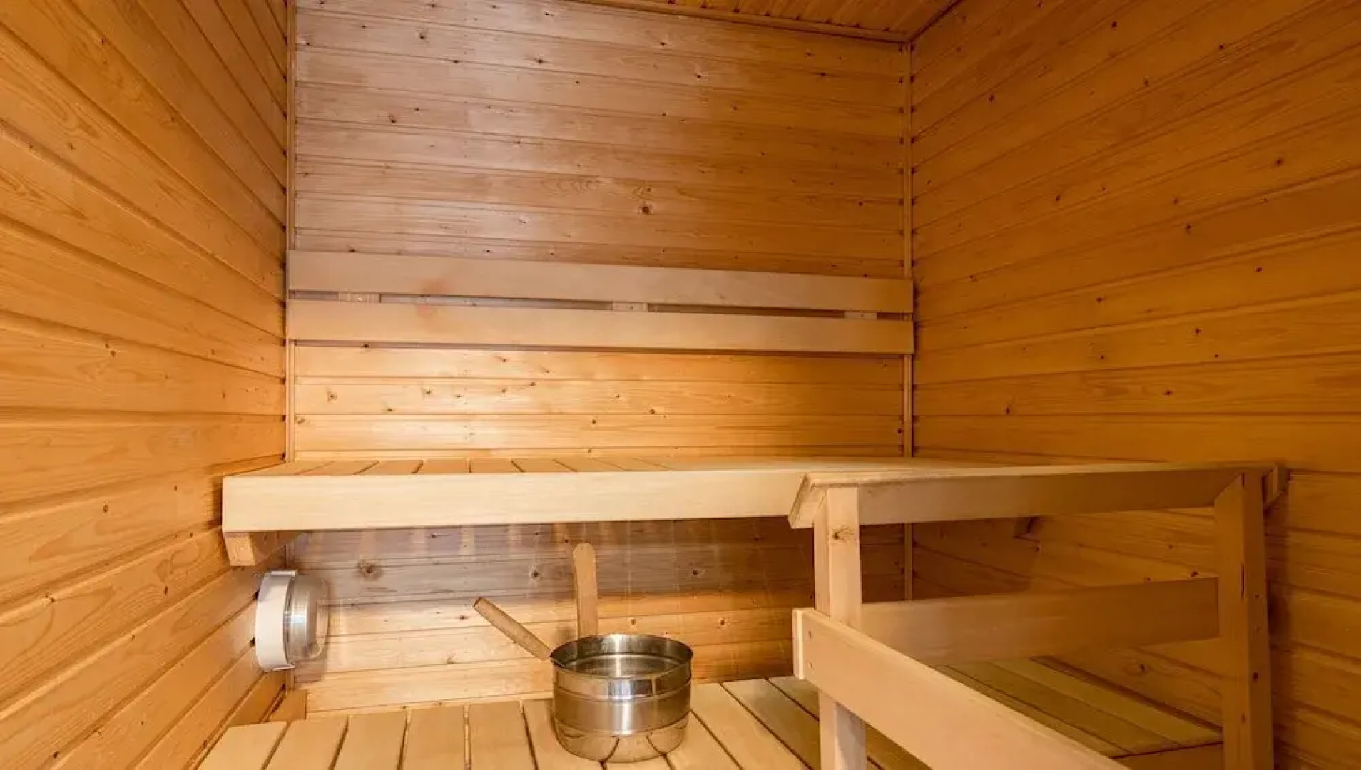 Homelike 1BR with Sauna, Free Parking & Balcony