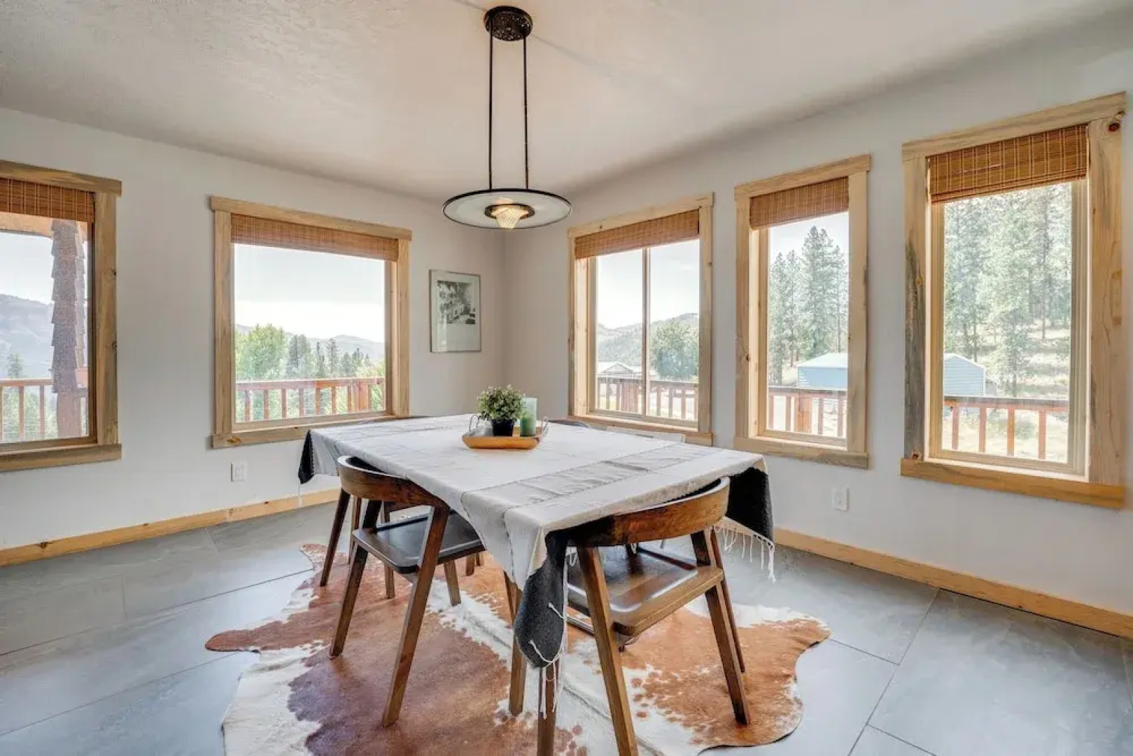 Mtn-view Getaway w/ Spacious Deck in Republic!