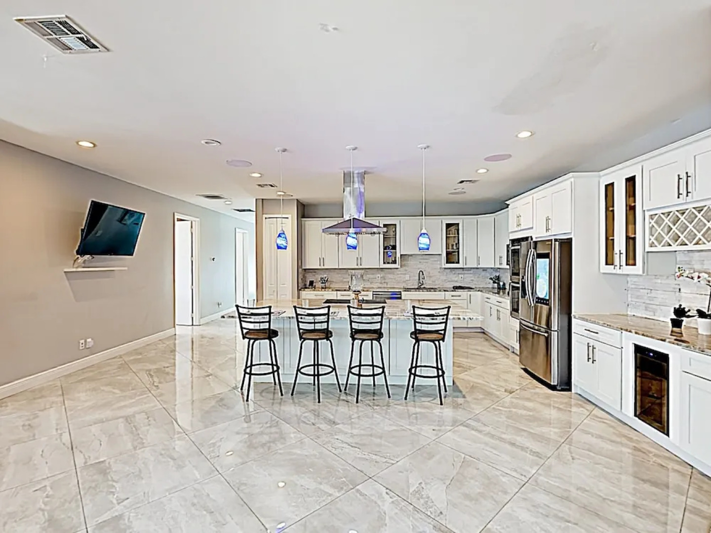 New Listing! Sumptuous Near Beach W/ Pool 3 Bedroom Home