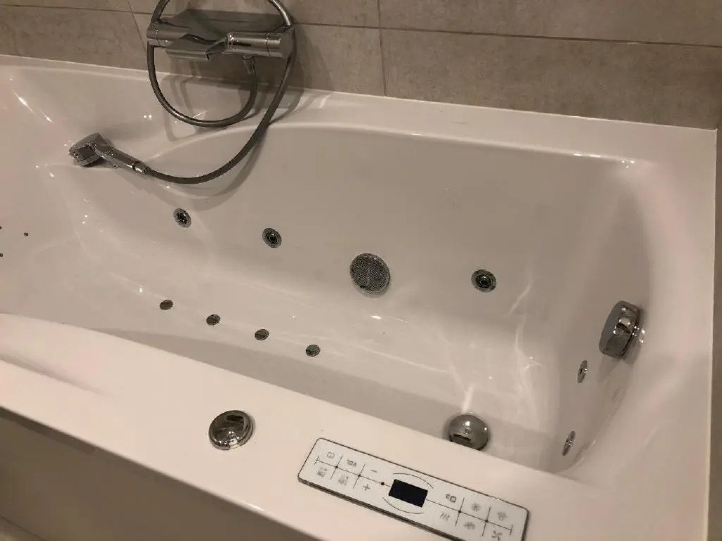 La Maison, 4 appartements 3 étoiles climatisés au centre ville avec jardin proche du Parc et des Thermes