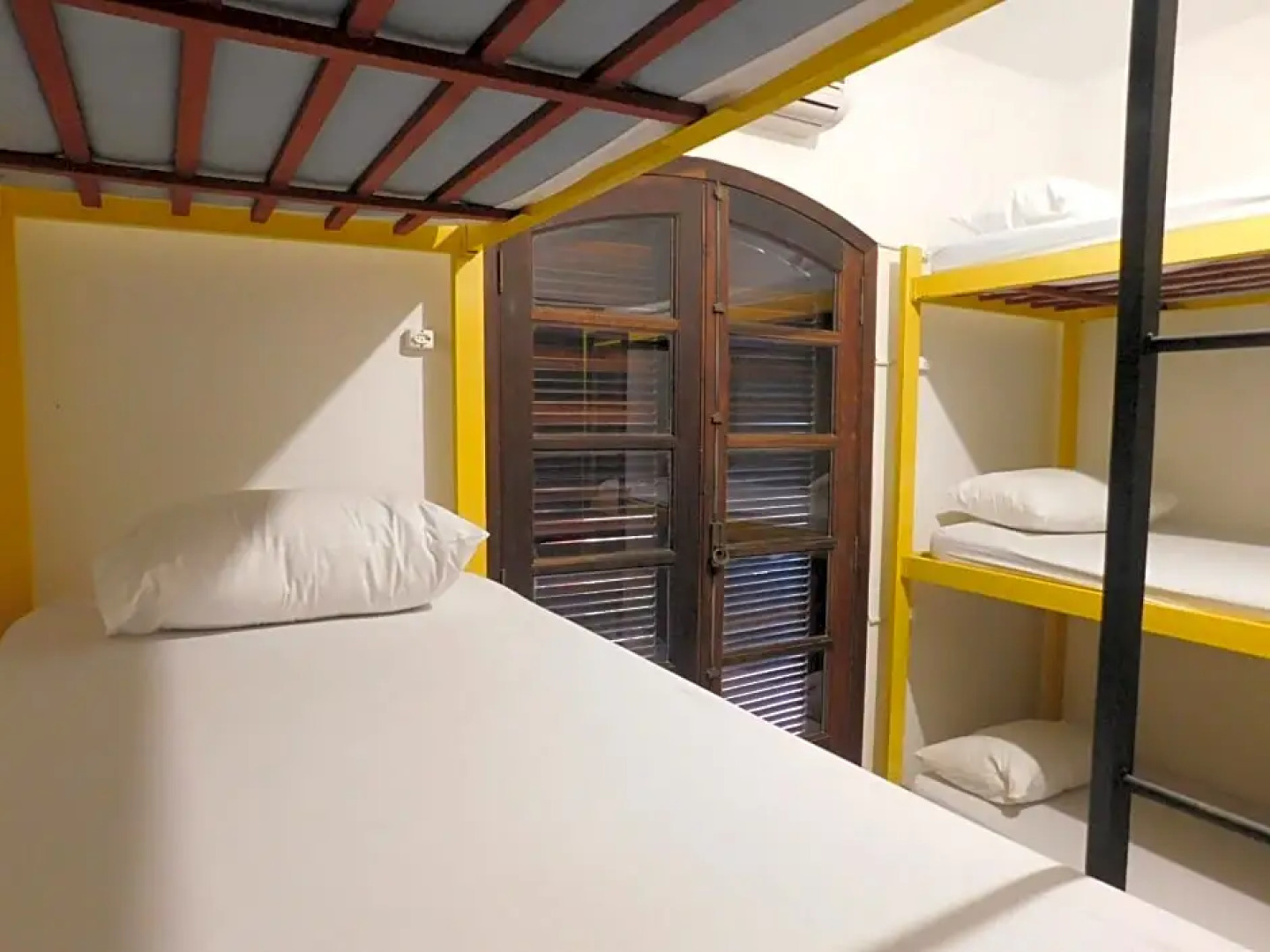 Na Praia Family Hostel & Coworking