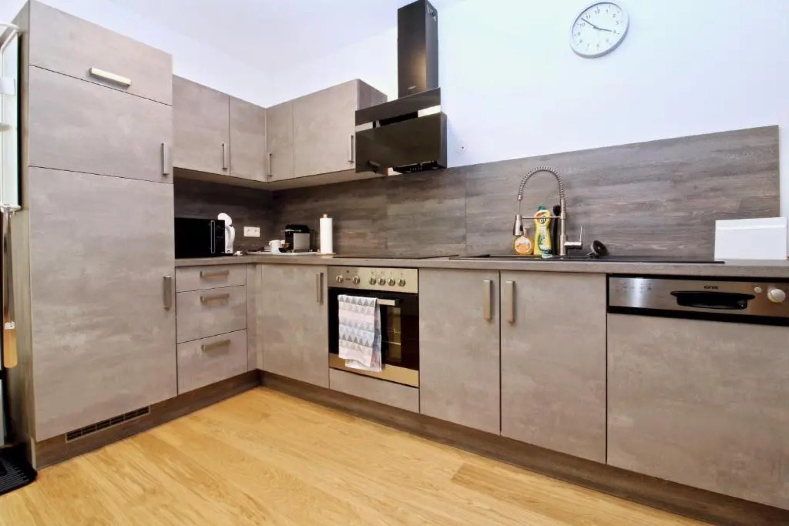 Balcony/Pool/Free Parking Garage Studio