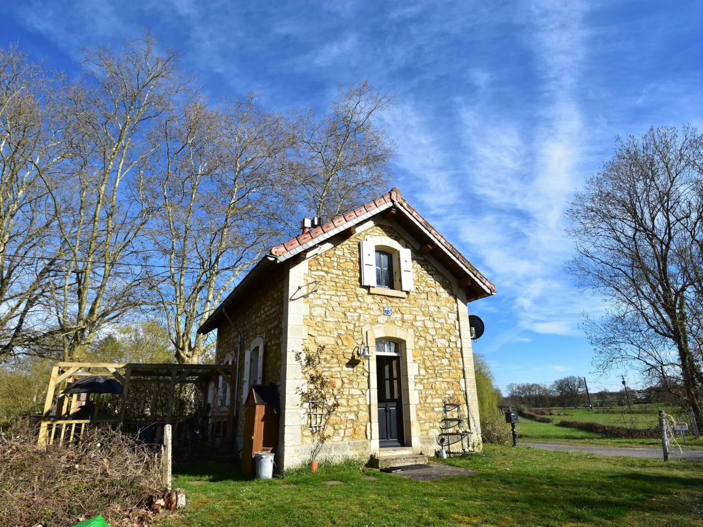 Cute and authentically furnished railway house, beautiful garden, BBQ,stone oven