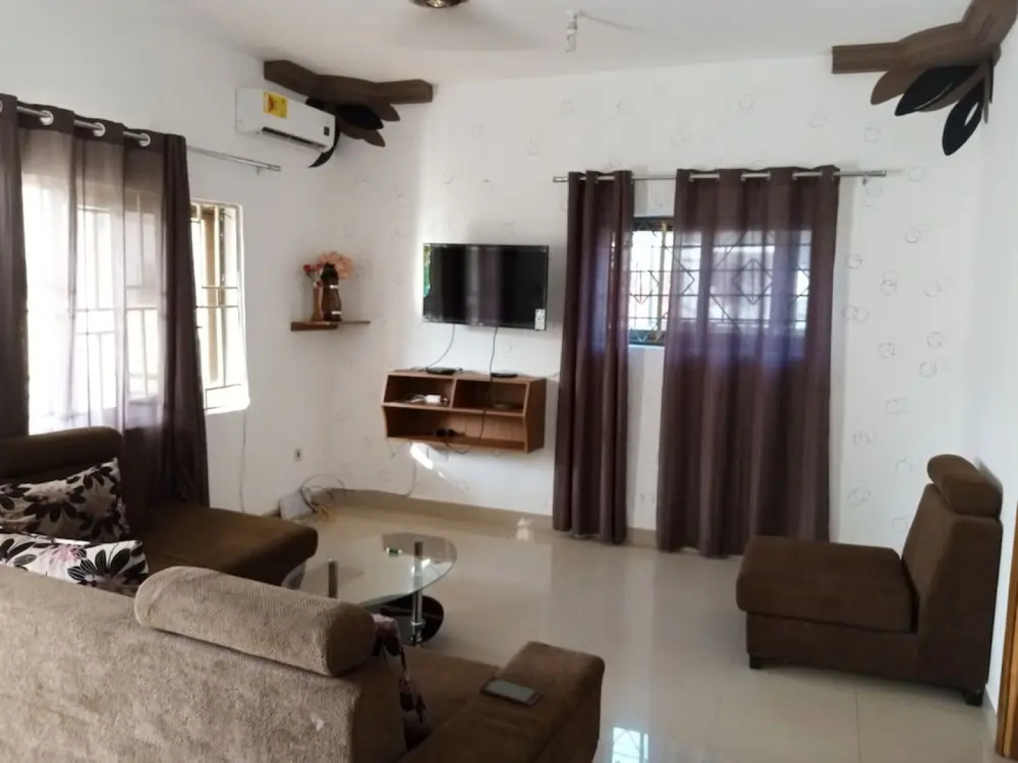 Ronna apartments at Lakeside Estates