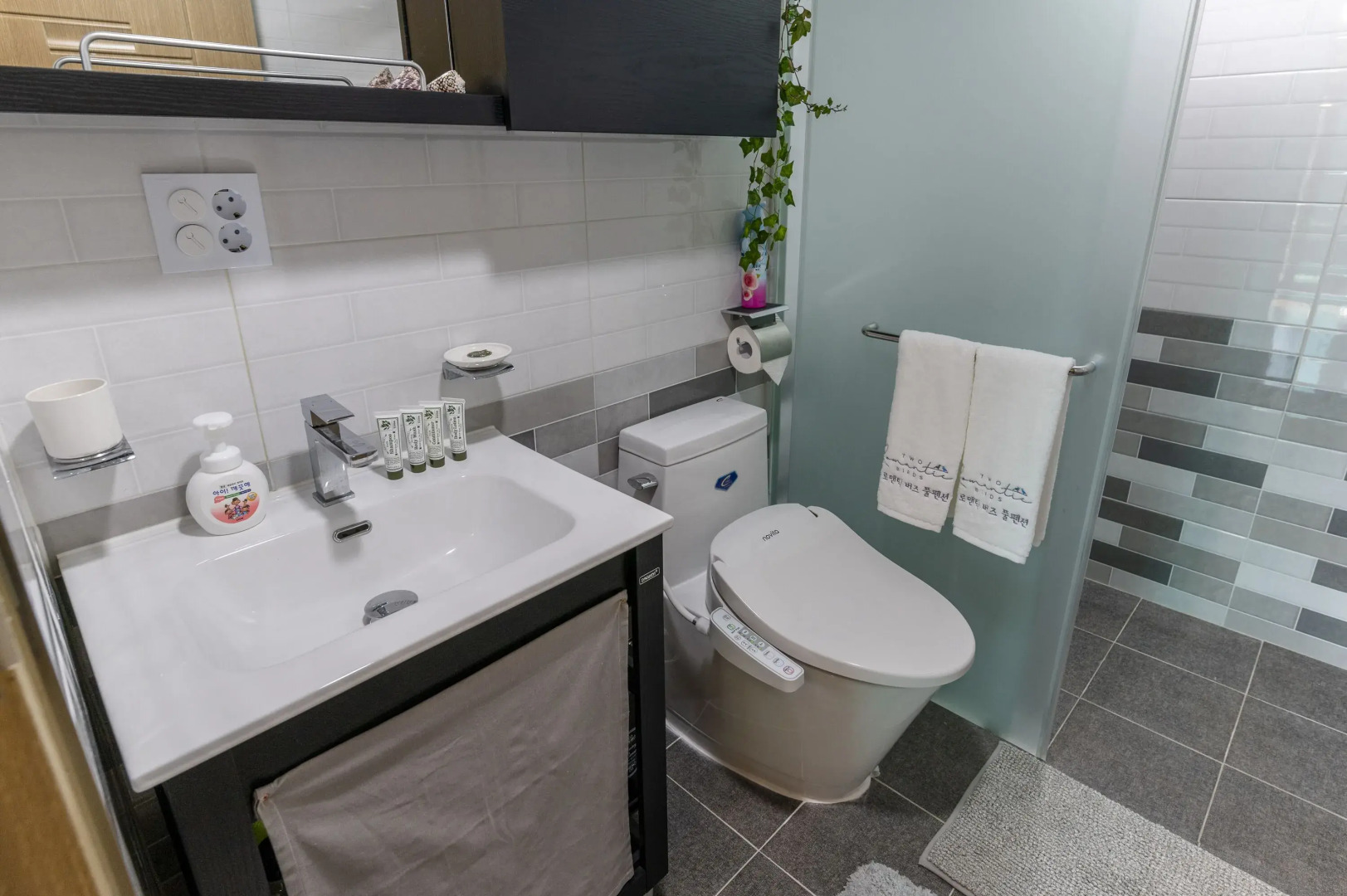 Two Romantic Birds Pool Pension