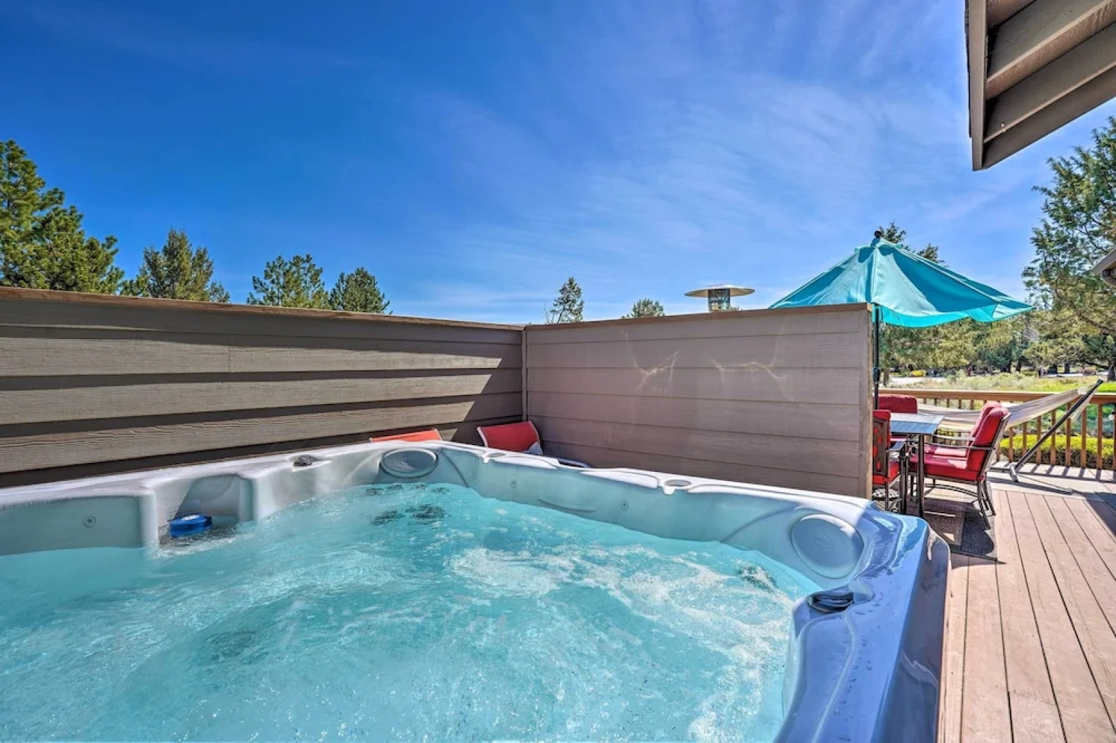 Pet-friendly Townhome w/ Hot Tub in Redmond!